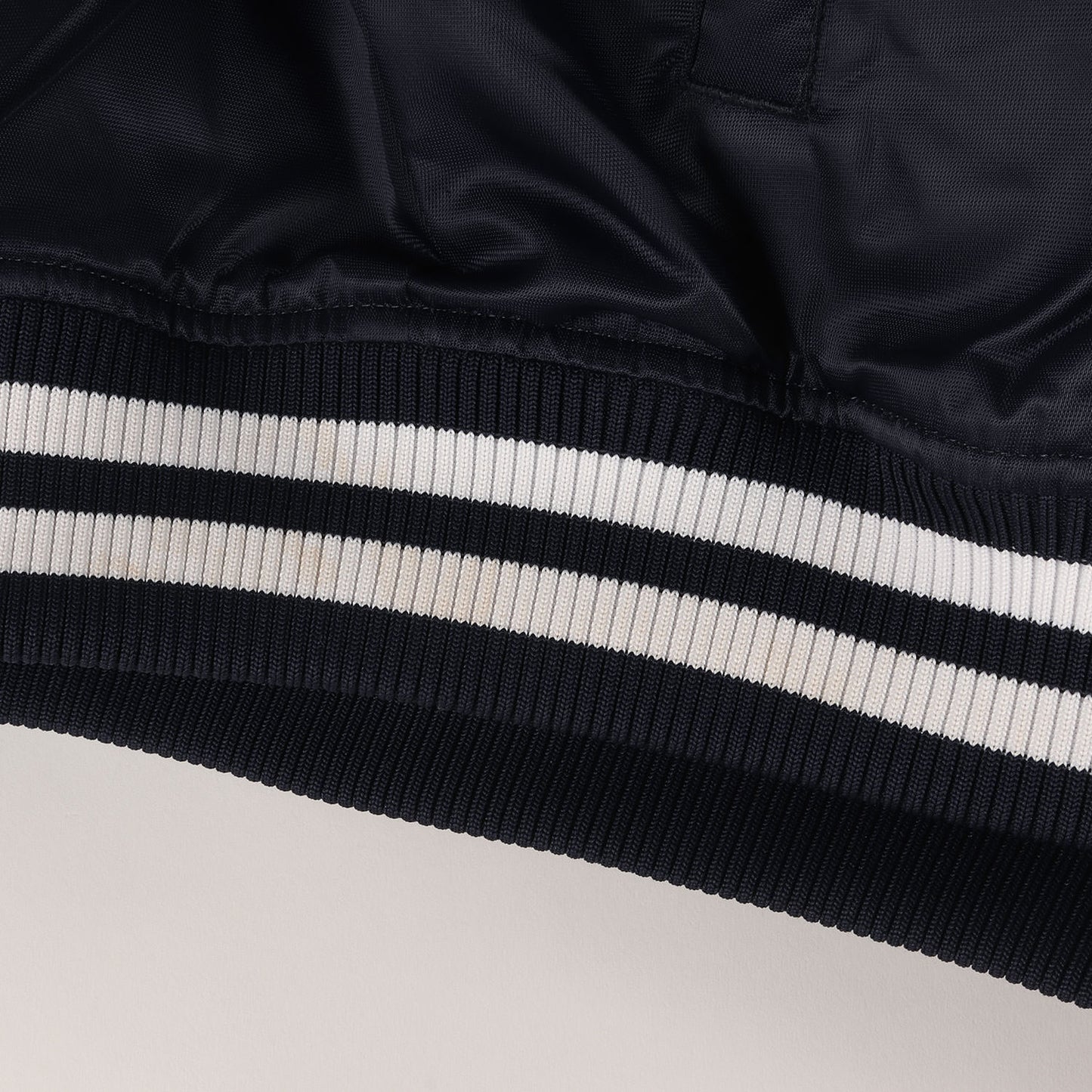 ×NEW ERA バックイラスト ナイロン サテン スタジャン (NYLON VIRSITY JKT)