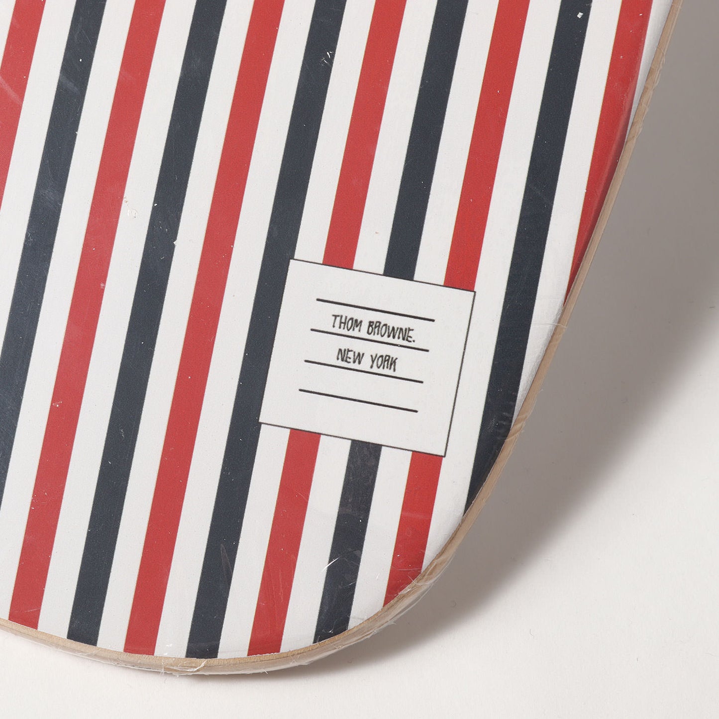 シグネチャー ストライプ スケートボード ウッド デッキ (SHAPED SKATEBOARD W/RWB PRINTED STRIPE IN WOOD)
