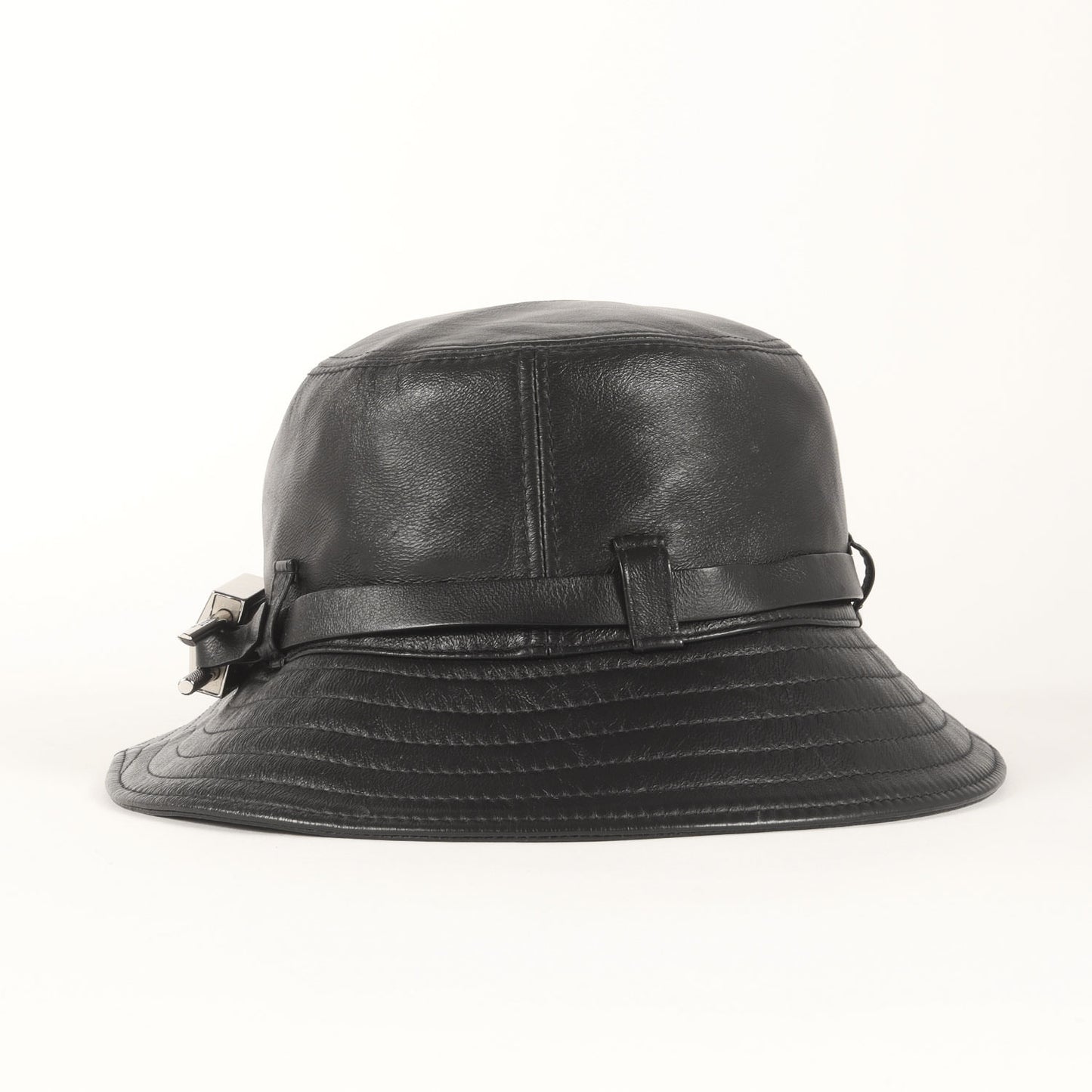南京錠付き ラムレザー バケット ハット (Padlock Embellished Bucket Hat)