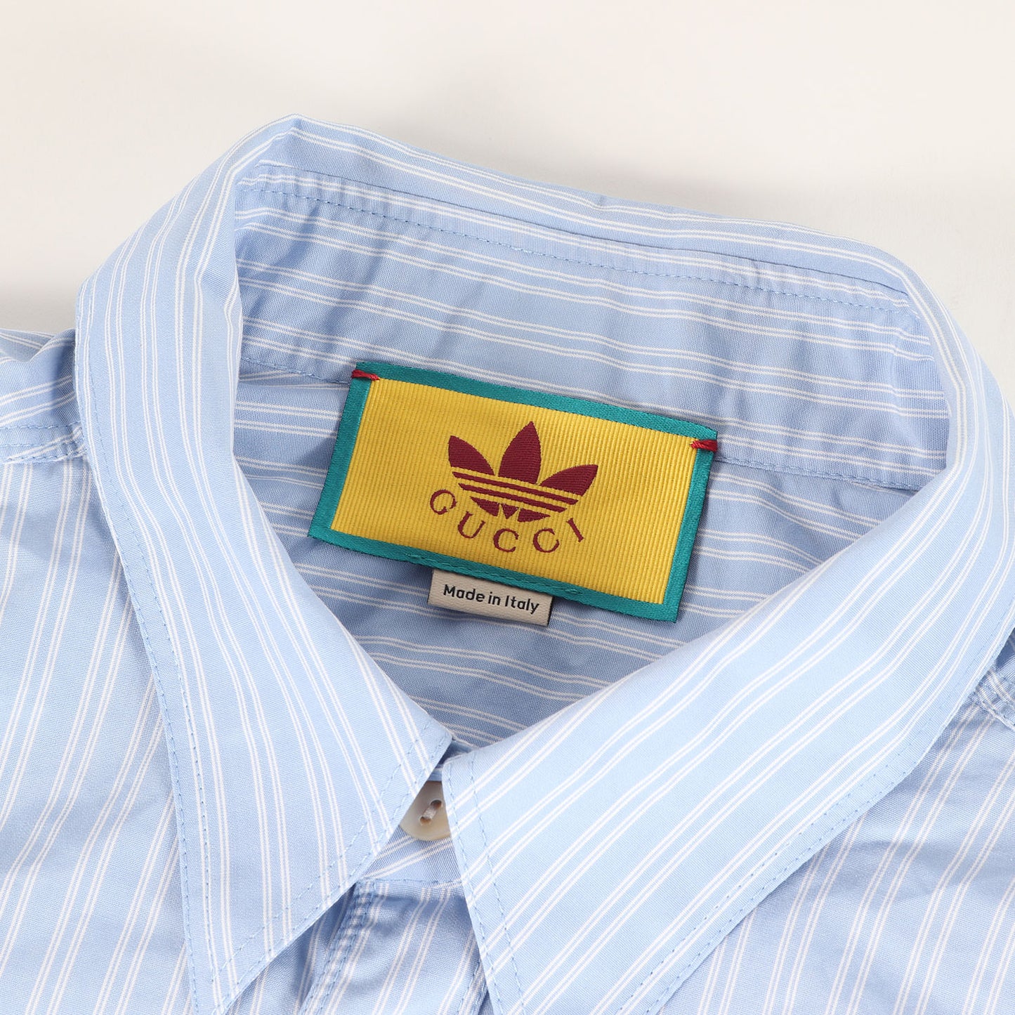 ×adidas トレフォイルマーク ストライプ コットン ドレスシャツ
