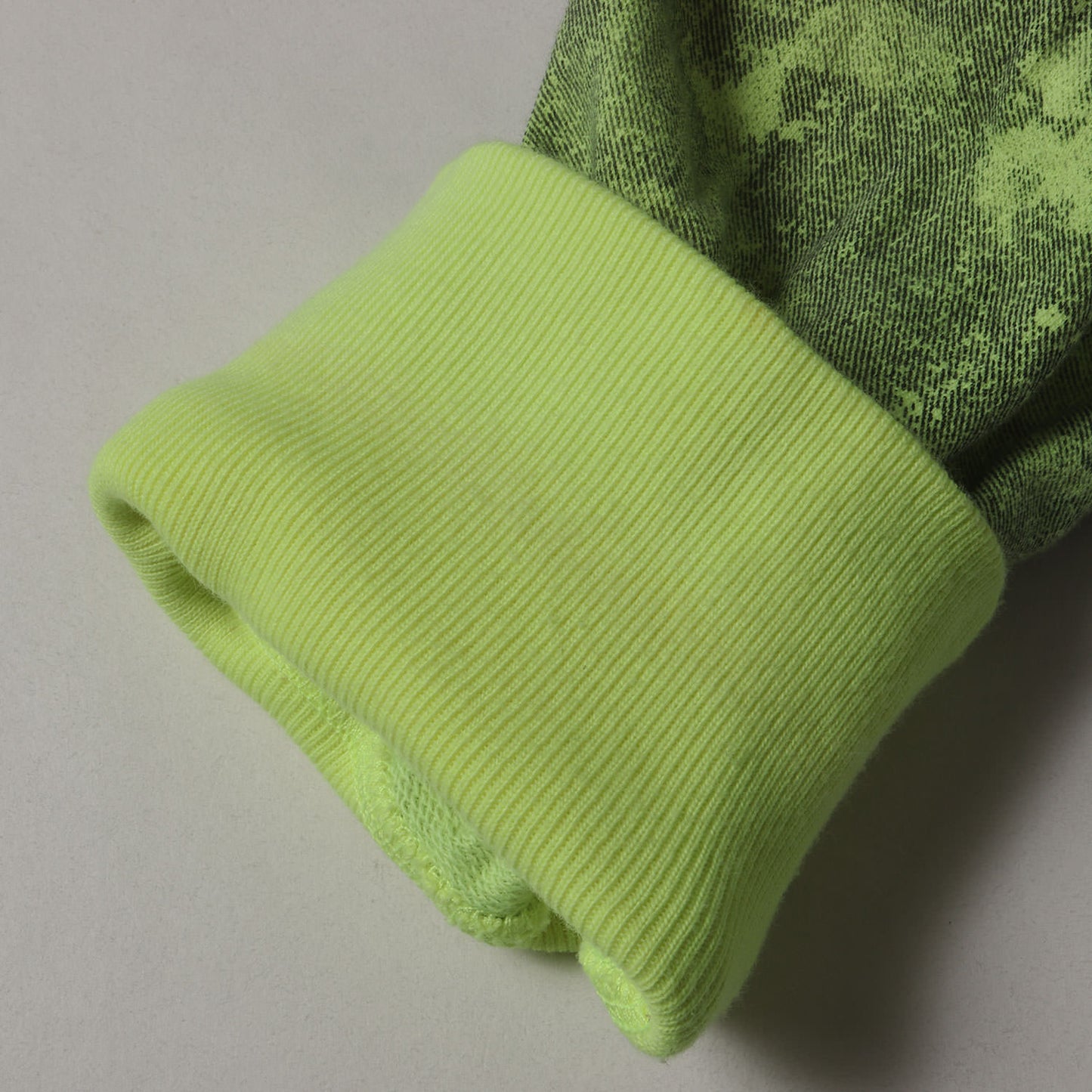 コンパスロゴワッペン付き 迷彩パターン ライトオンス クルーネック スウェット (Camo Cotton Sweatshirt)