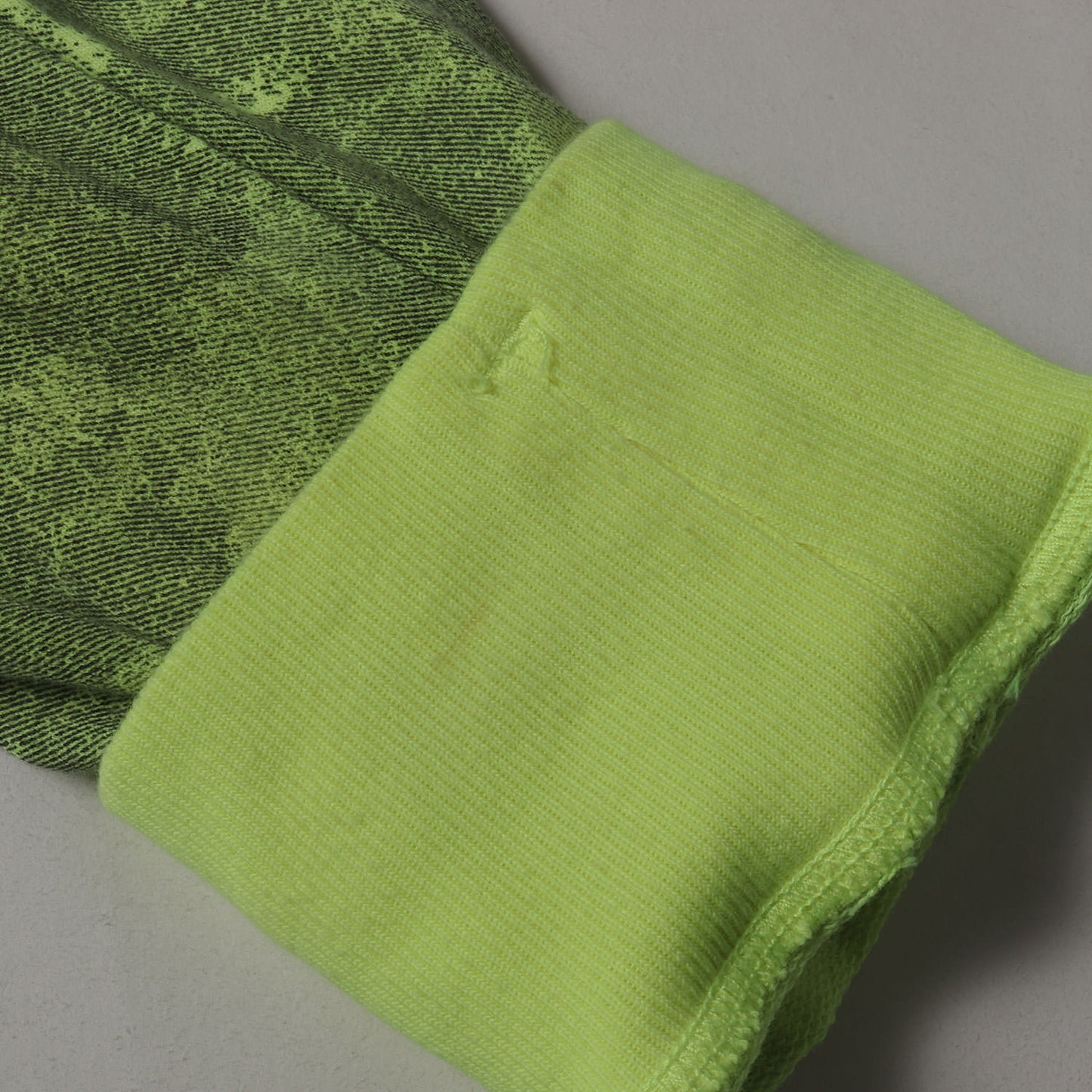 コンパスロゴワッペン付き 迷彩パターン ライトオンス クルーネック スウェット (Camo Cotton Sweatshirt)