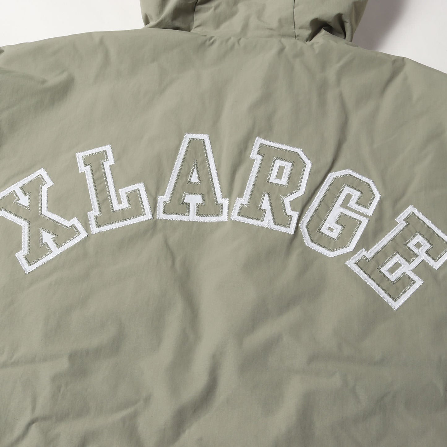 [近年モデル] アーチロゴワッペン ナイロン フーデッド 中綿 ジャケット (NYLON PUFFER JACKET)