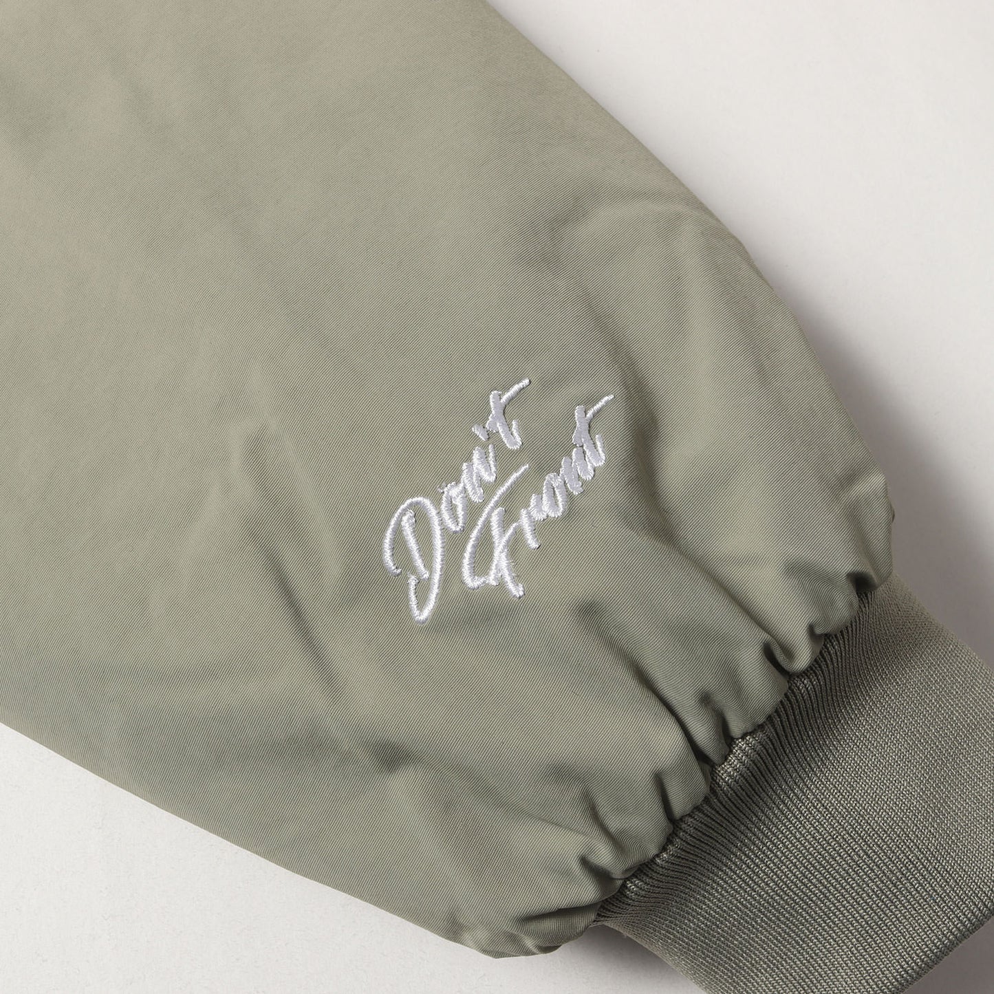 [近年モデル] アーチロゴワッペン ナイロン フーデッド 中綿 ジャケット (NYLON PUFFER JACKET)