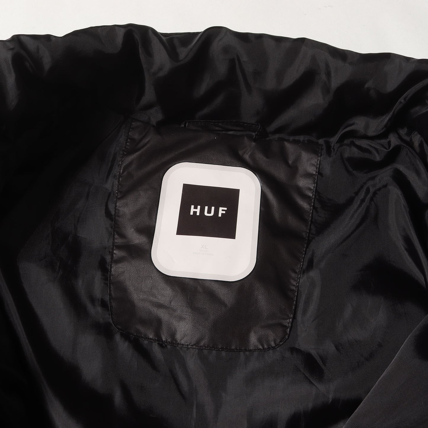 Hロゴ エンボスモノグラム フルジップ ダウンジャケット (MONOGRAM PUFFER JACKET)