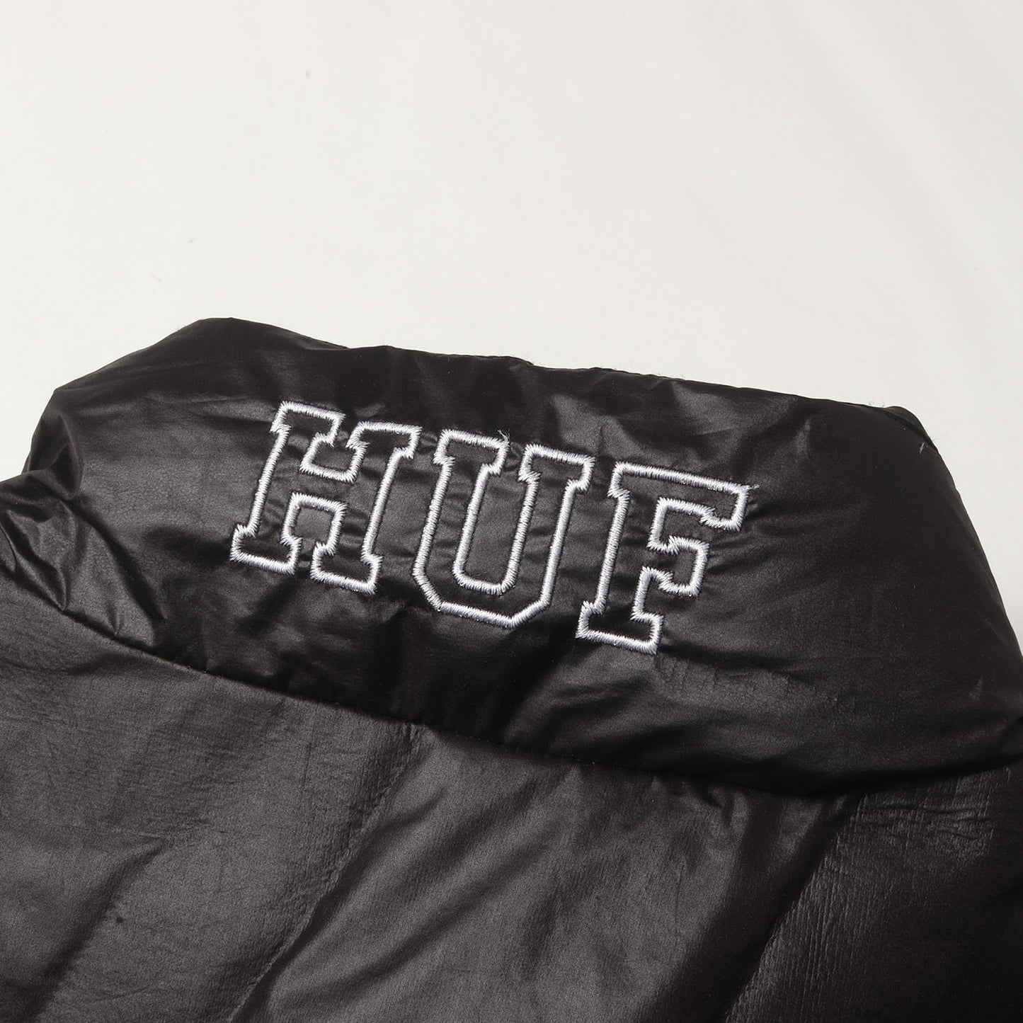 Hロゴ エンボスモノグラム フルジップ ダウンジャケット (MONOGRAM PUFFER JACKET)