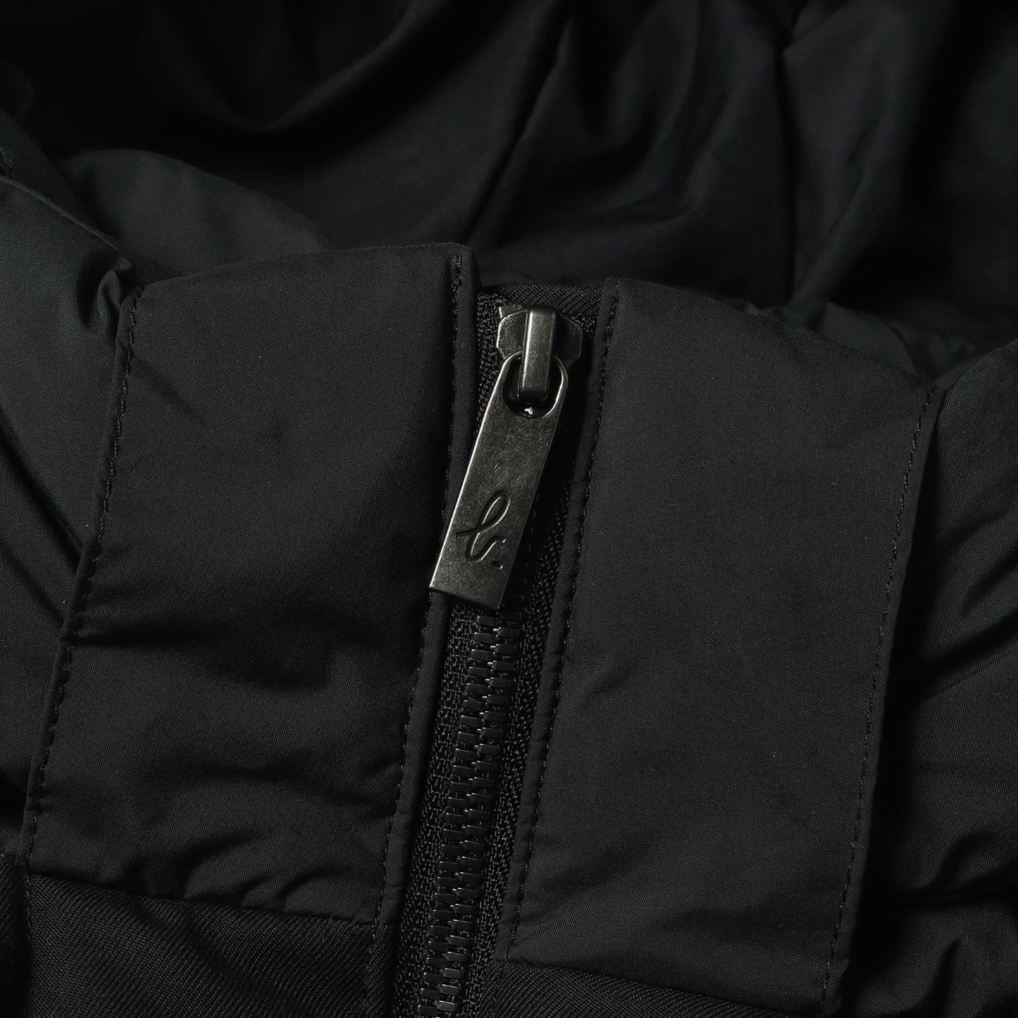 ×agnes b. 裏地ボーダー ストレッチシェル フーデッド フルジップ ダウンジャケット (DOUDOUNE ASPIN)