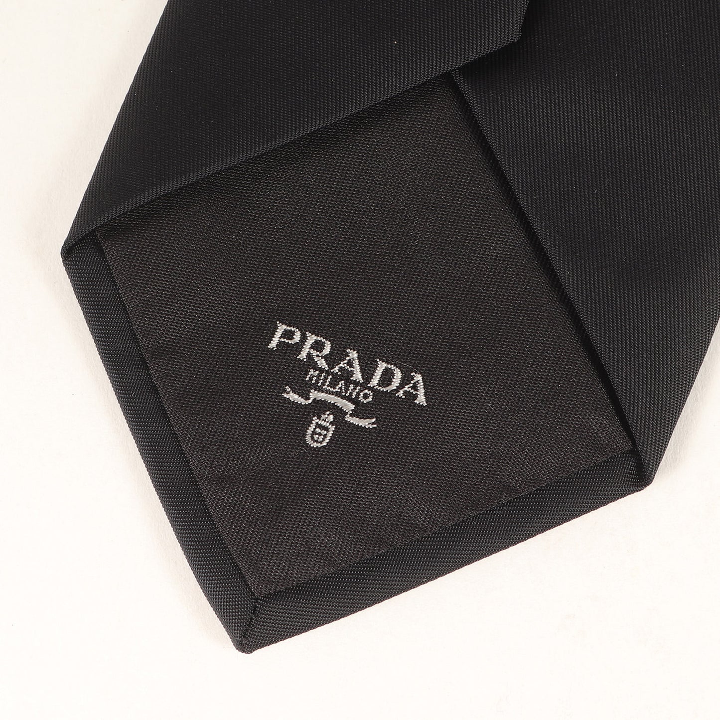 [近年モデル] トライアングルロゴプレート付き ナイロン ギャバジン ネクタイ / イタリア製 UCR77 S202 1WQG