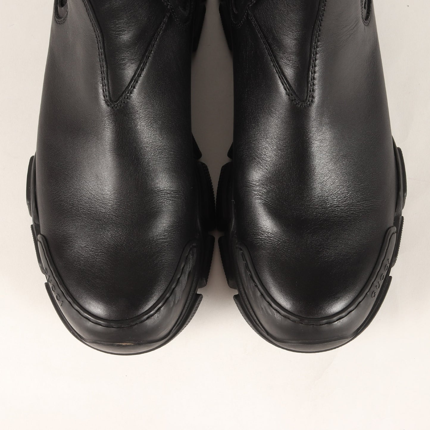 ラバーロゴパッチ レザー サイドゴア ブーツ (LEON CHELSEA BOOTS WITH EMBOSSED LOGO)