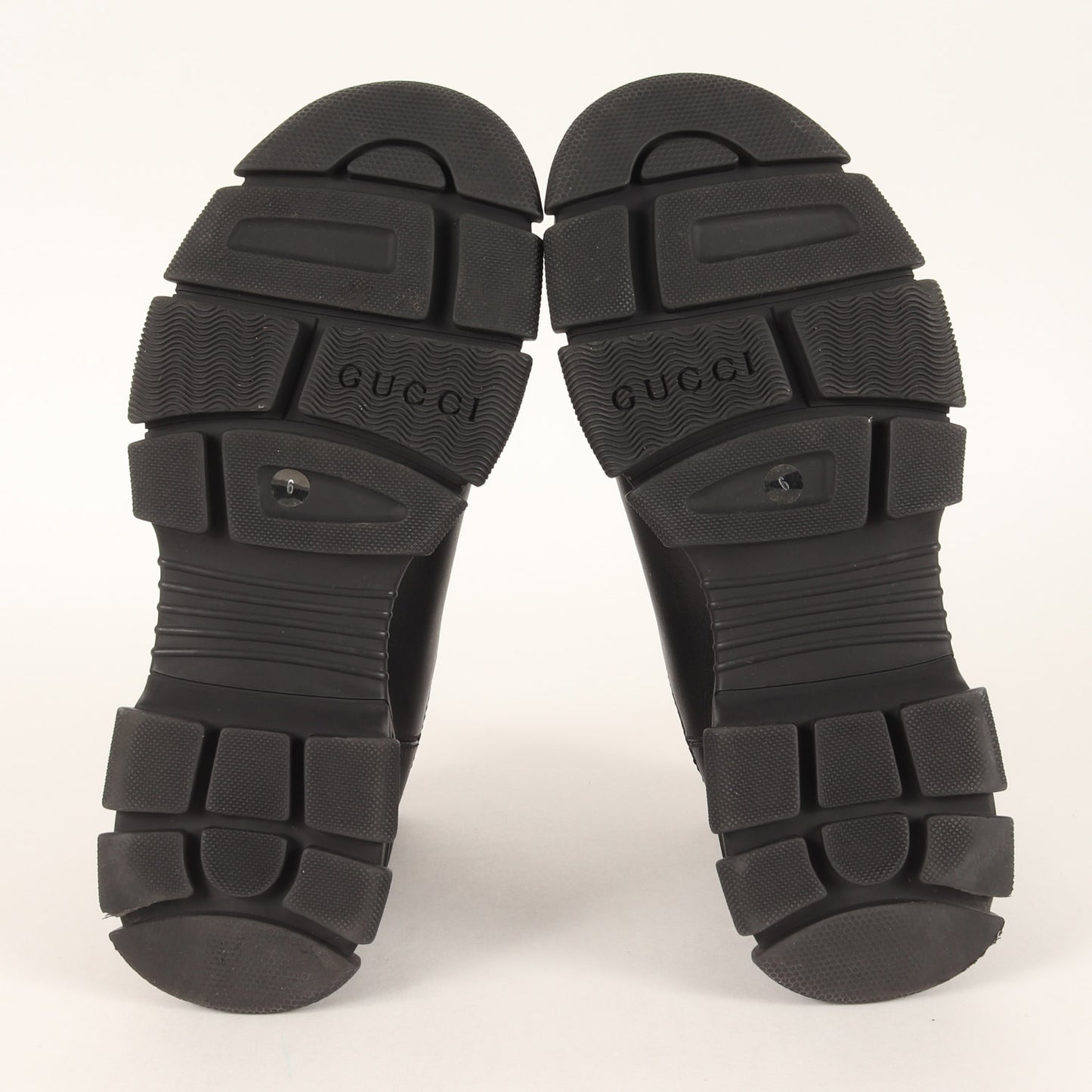 ラバーロゴパッチ レザー サイドゴア ブーツ (LEON CHELSEA BOOTS WITH EMBOSSED LOGO)