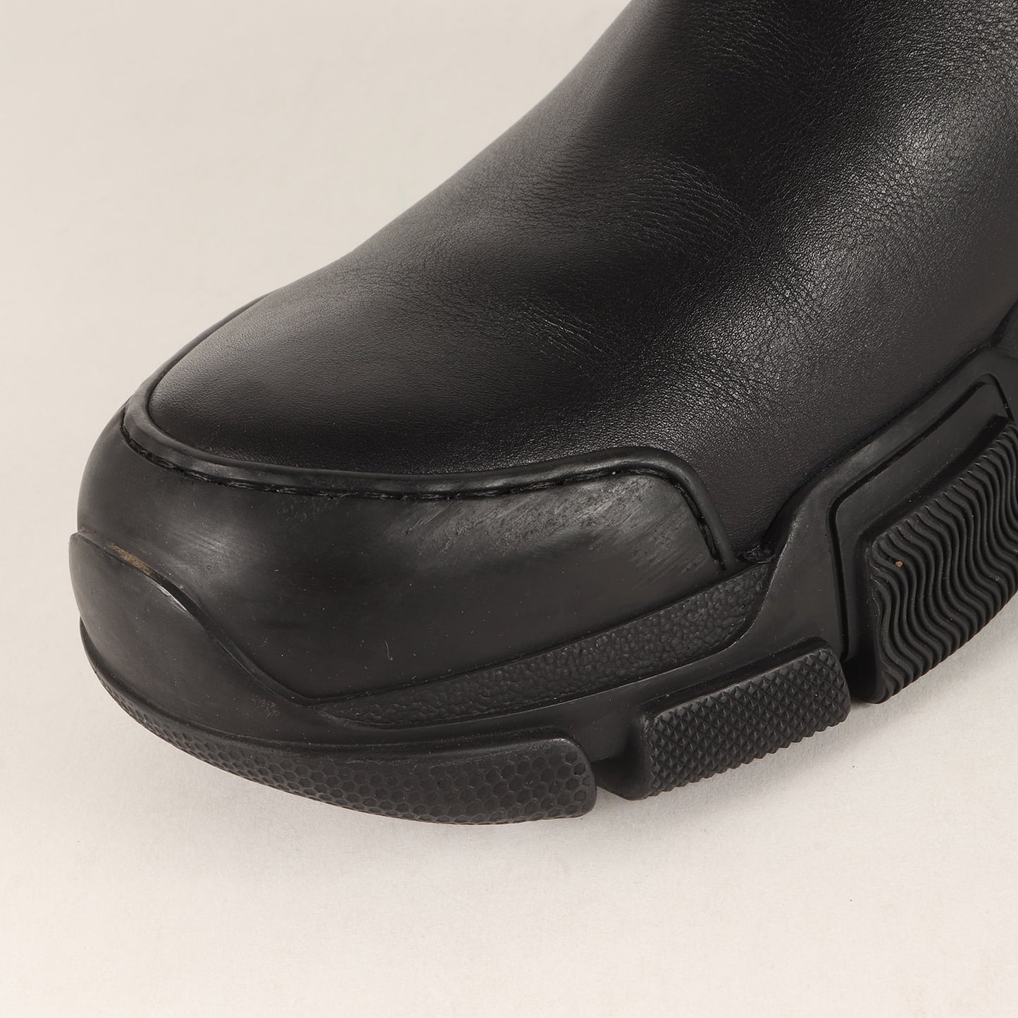 ラバーロゴパッチ レザー サイドゴア ブーツ (LEON CHELSEA BOOTS WITH EMBOSSED LOGO)