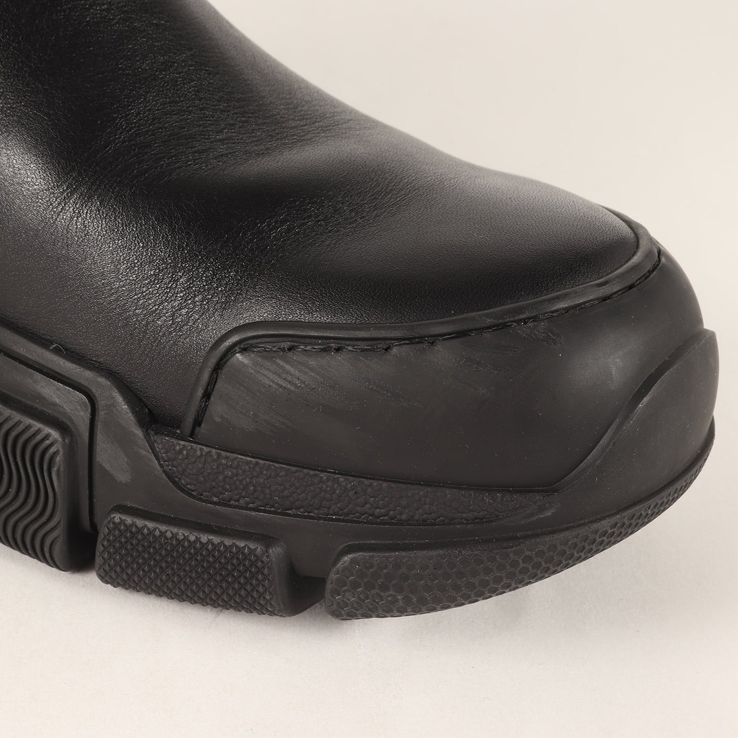 ラバーロゴパッチ レザー サイドゴア ブーツ (LEON CHELSEA BOOTS WITH EMBOSSED LOGO)