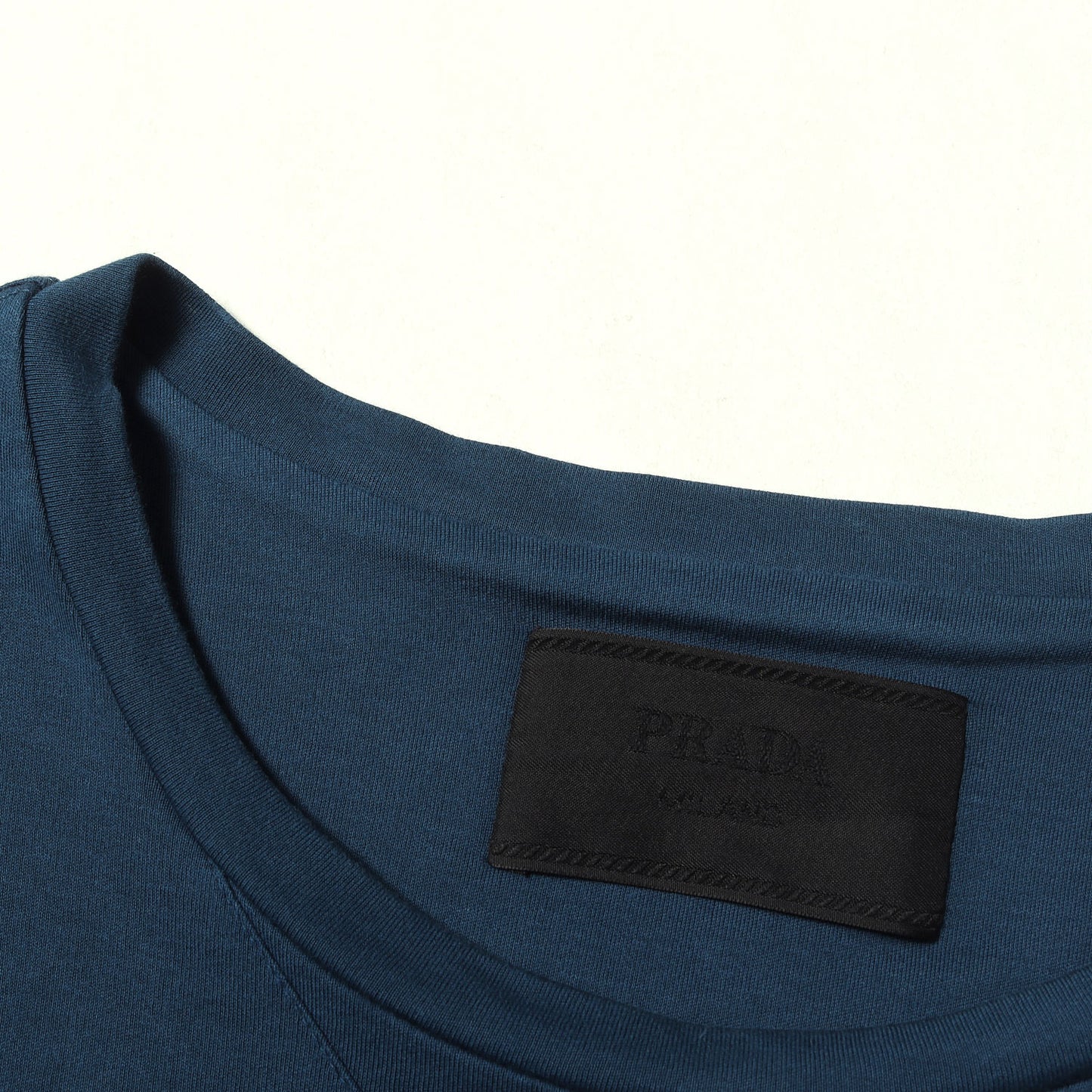 [近年モデル] トライアングルロゴプレート付 前V クルーネック Tシャツ (UJN861 S232 240)