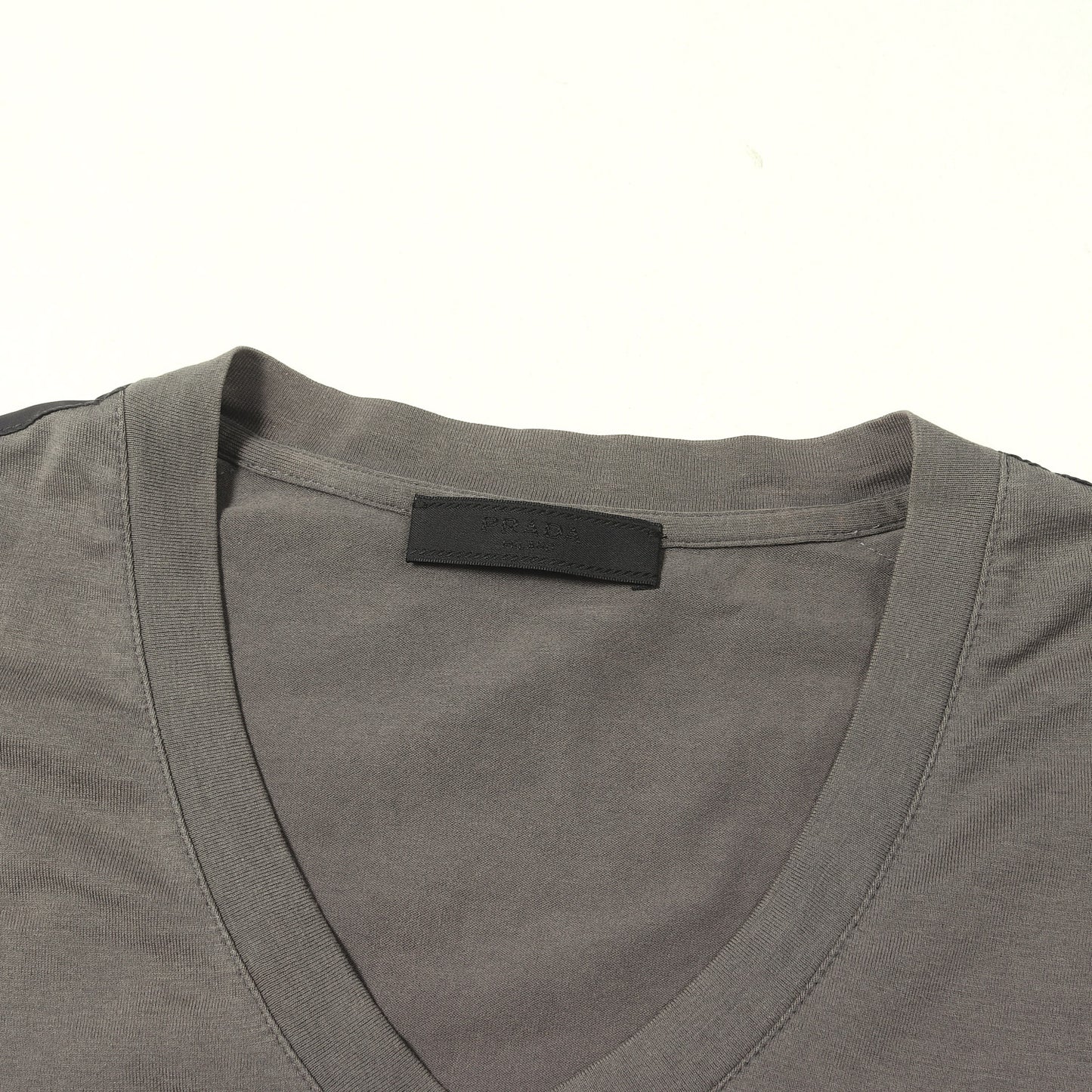 ラバーパッチ付き ポケット Vネック Tシャツ (SJM994 R151)