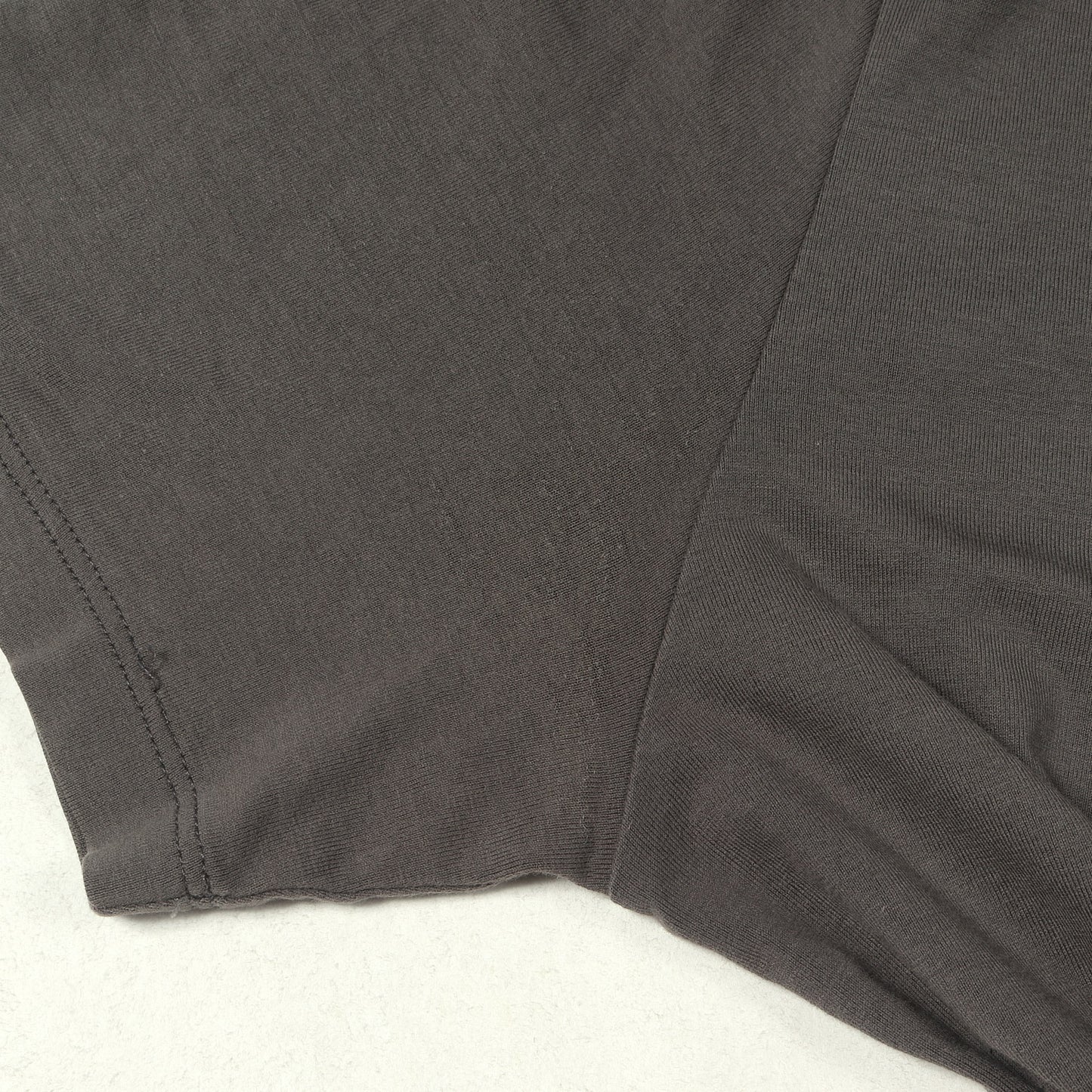 ラバーパッチ付き ポケット Vネック Tシャツ (SJM994 R151)