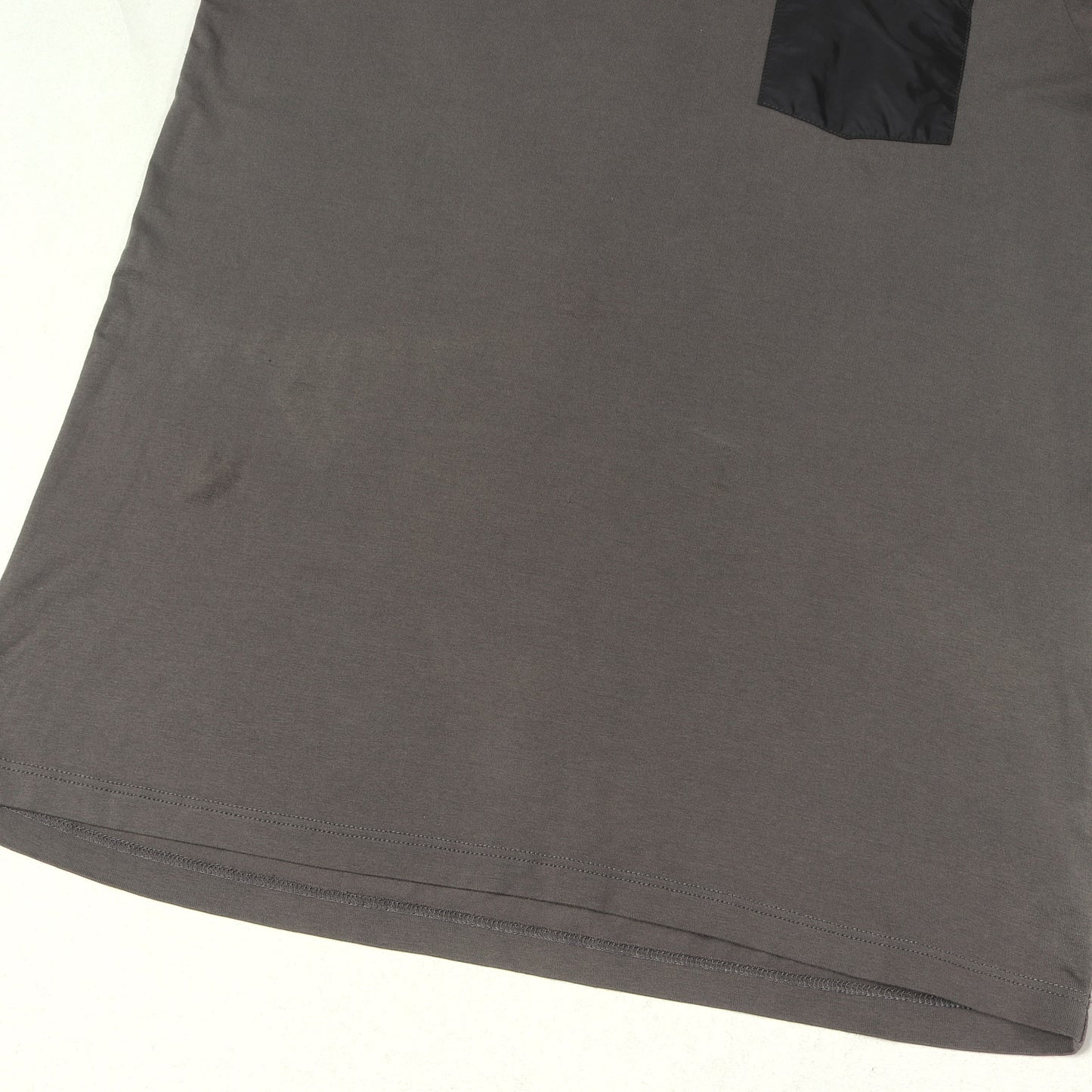 ラバーパッチ付き ポケット Vネック Tシャツ (SJM994 R151)