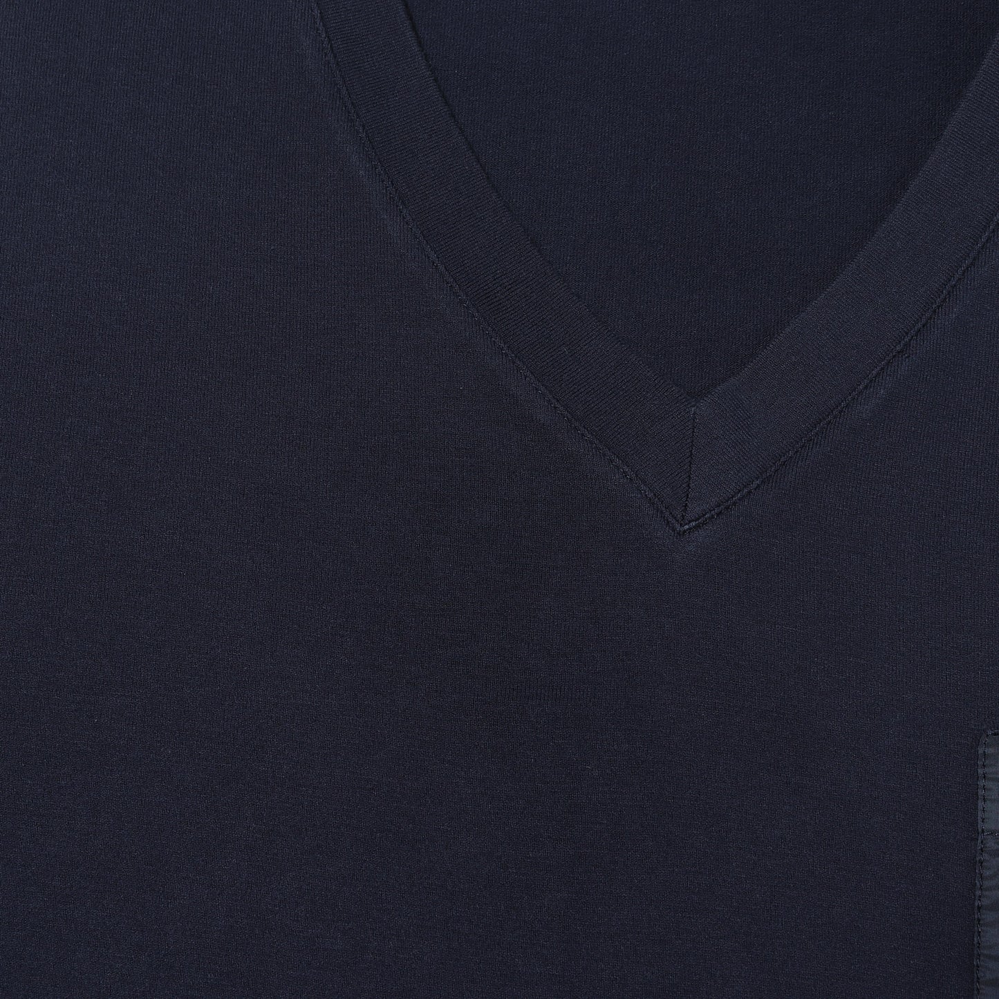 ラバーパッチ付き ポケット Vネック Tシャツ (SJM994 R151)