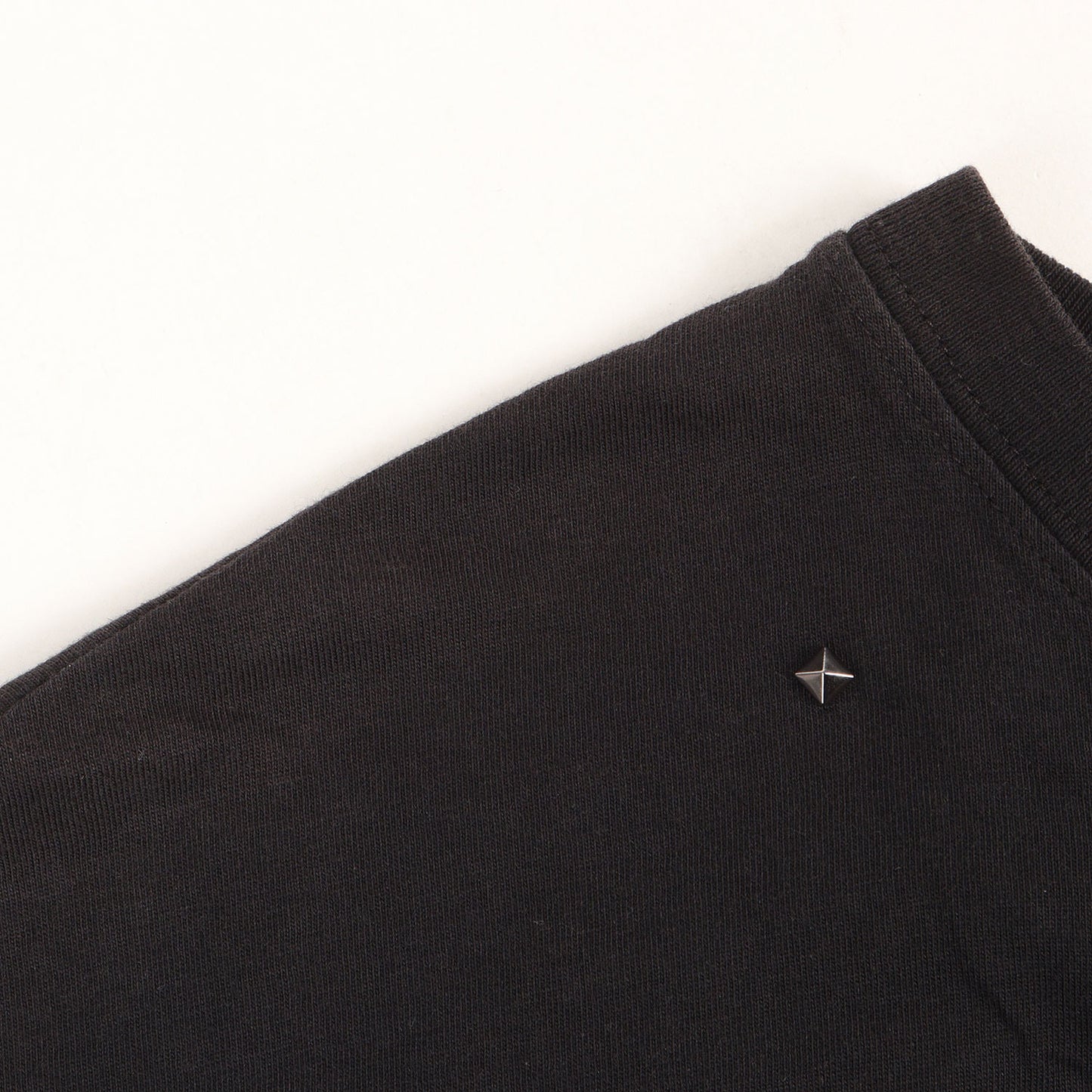 ピラミッドスタッズ付き クルーネック Tシャツ