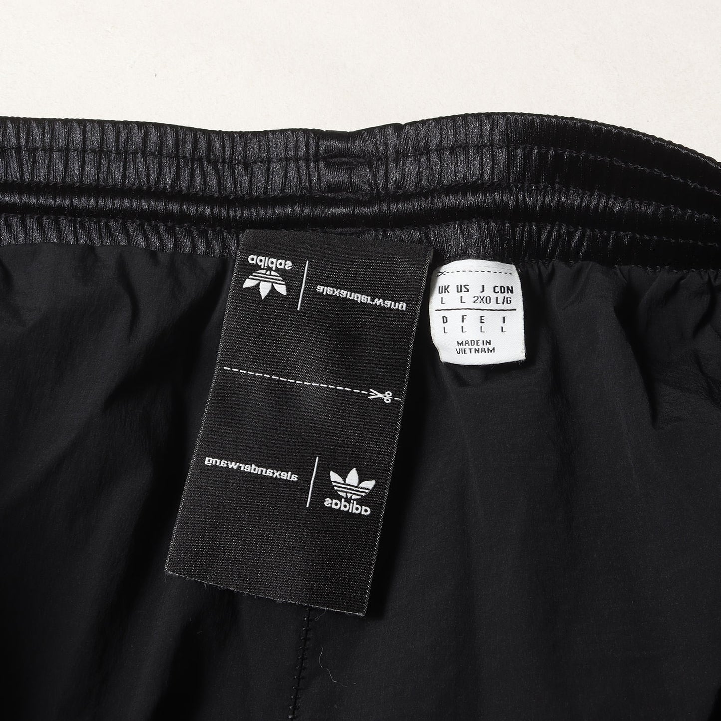 ×adidas スプレーロゴ ストレッチサテン トラックパンツ(New York Printing Sports Trousers)