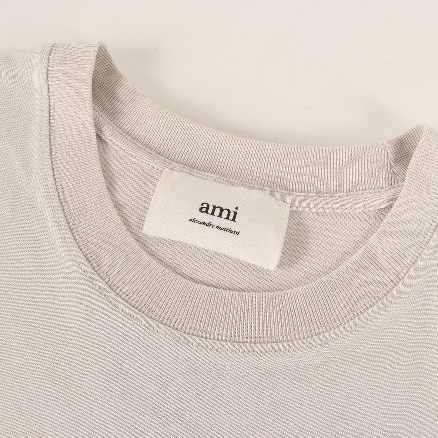 エンボス ハートロゴ クルーネック Tシャツ