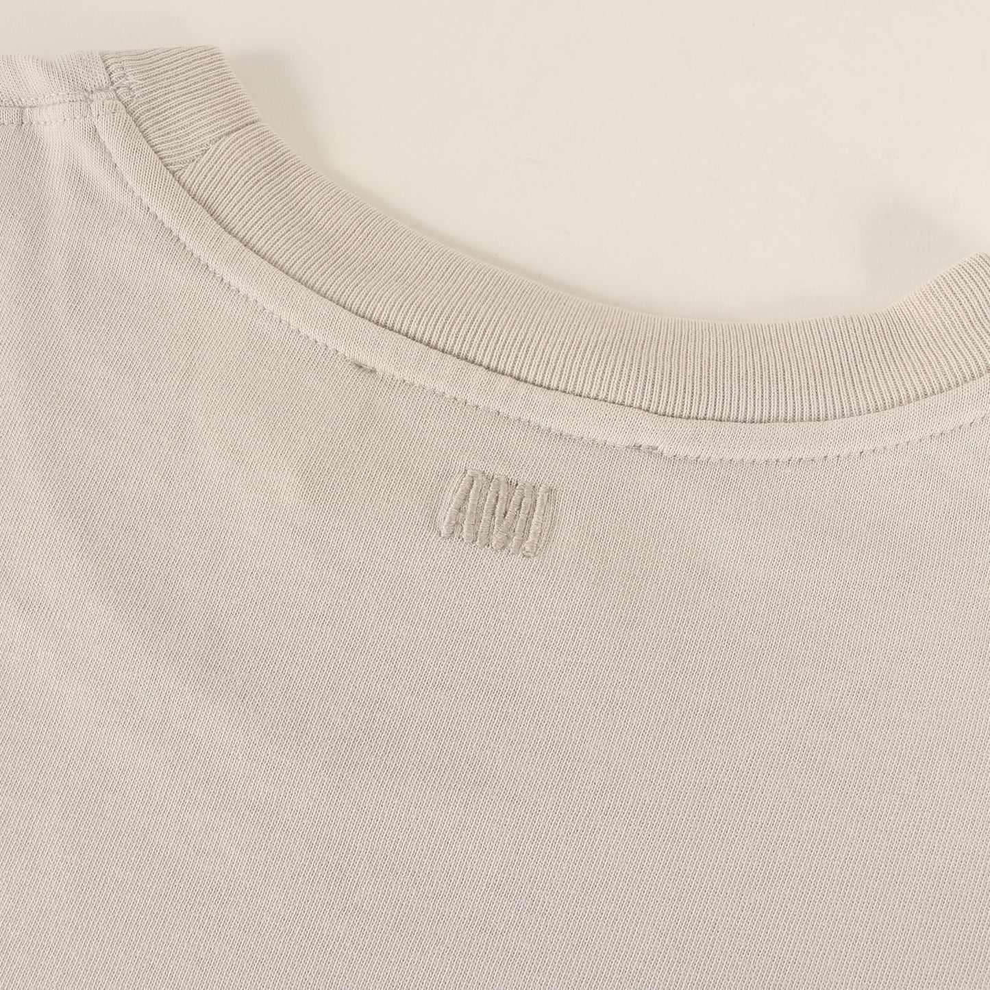 エンボス ハートロゴ クルーネック Tシャツ