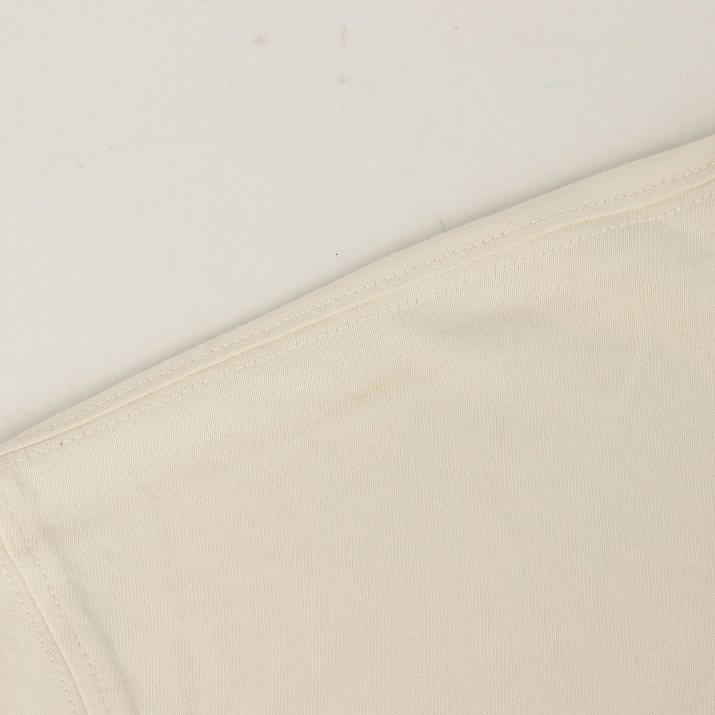 近年タグ ロゴ刺繍 クルーネック Tシャツ