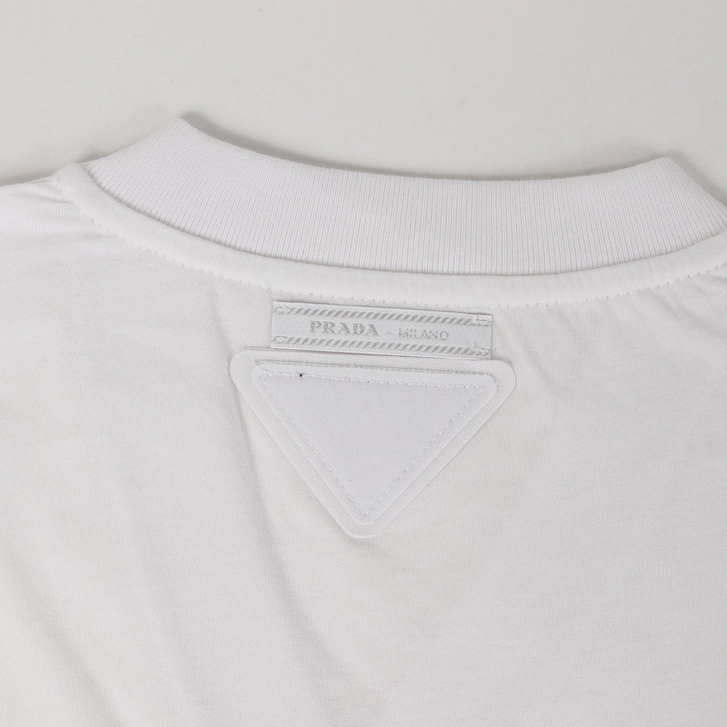 三角ワッペン付き プレーン Vネック Tシャツ