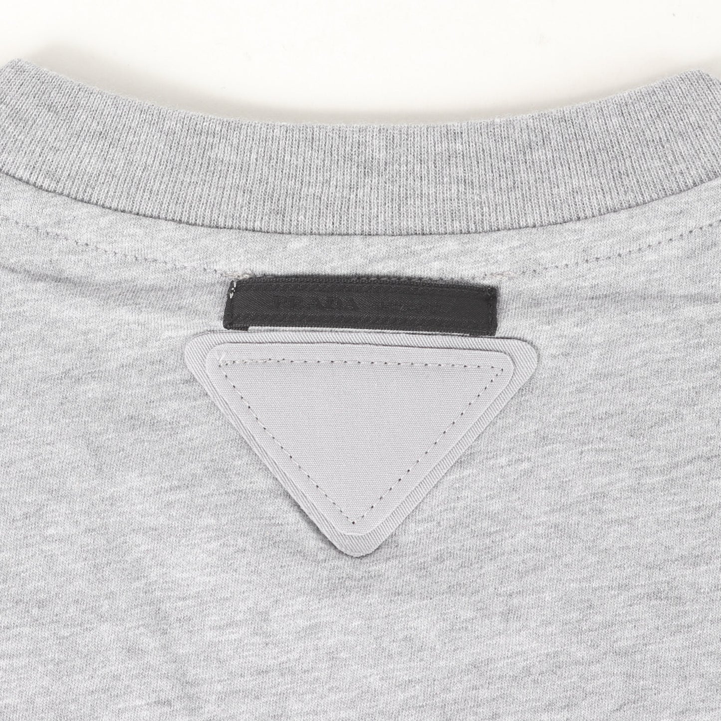 三角ワッペン付き プレーン Vネック Tシャツ