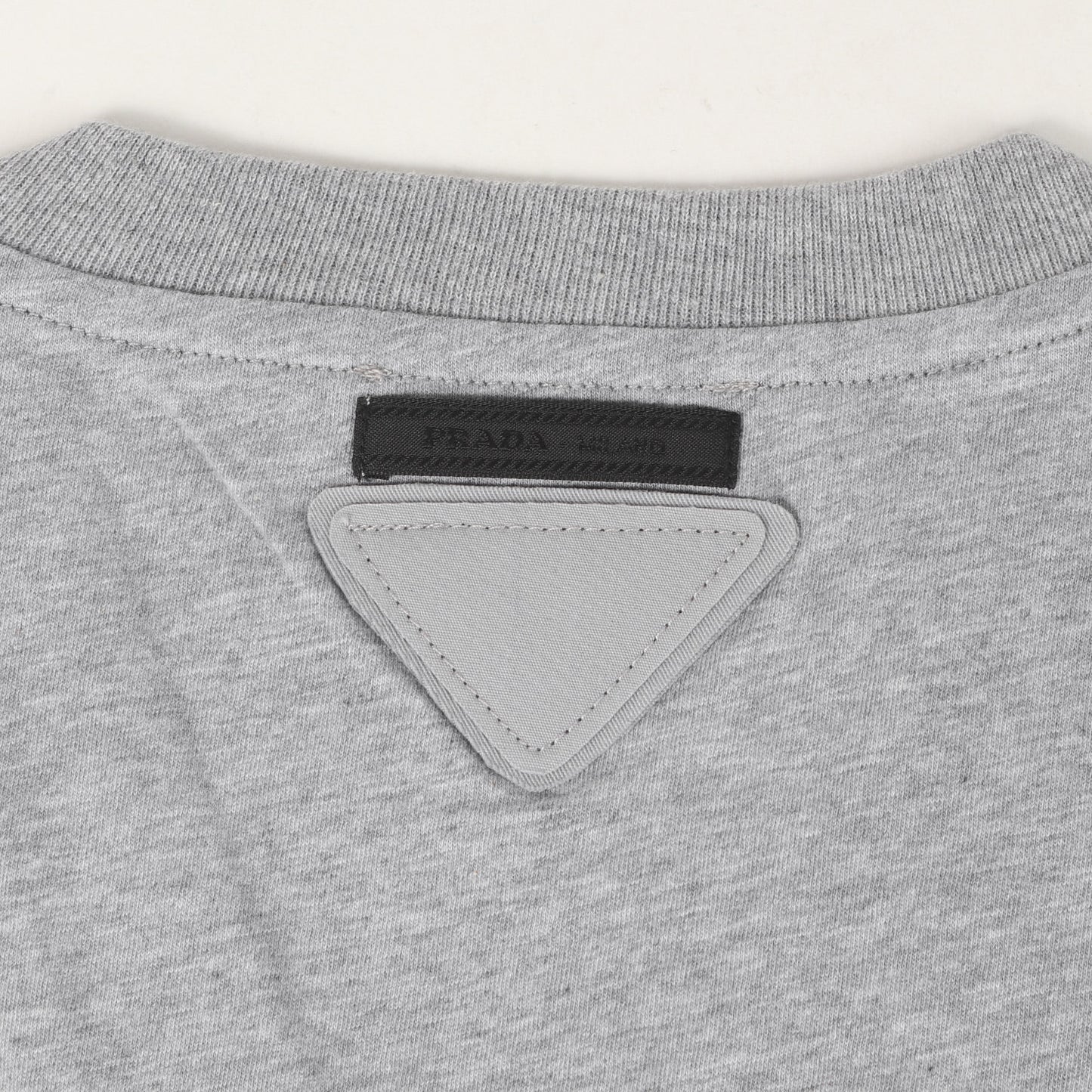 三角ワッペン付き プレーン Vネック Tシャツ