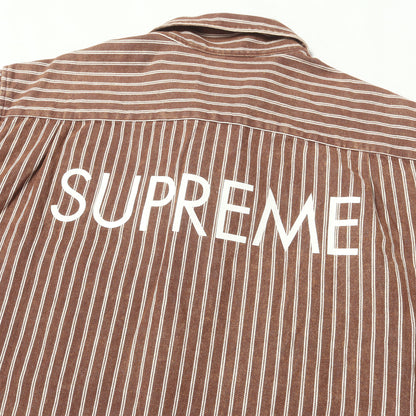 インターナショナルロゴ ストライプ デニム 半袖シャツ(Stripe Denim S/S Shirt)