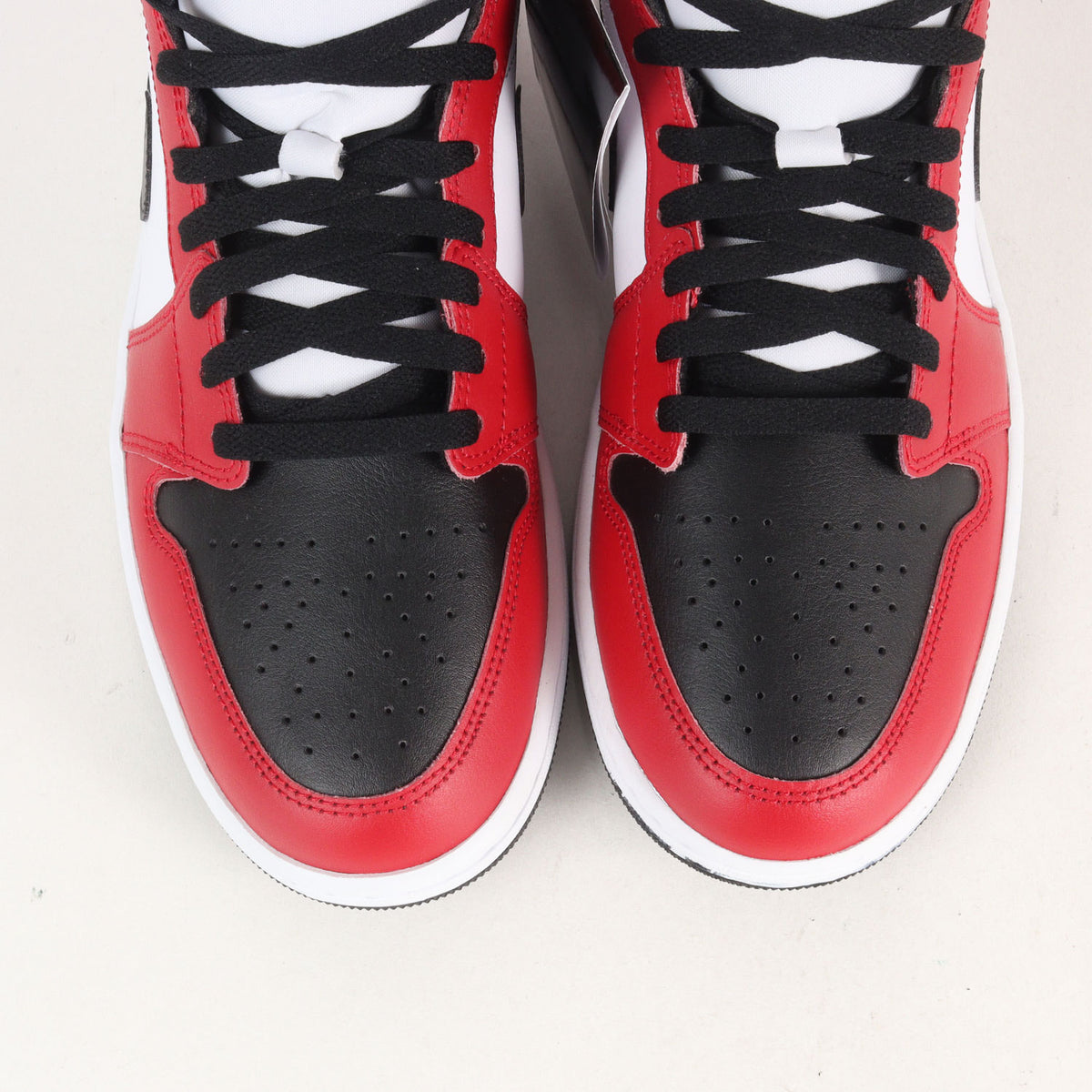 AIR JORDAN 1 MID CHICAGO BLACK TOE (554724-069)