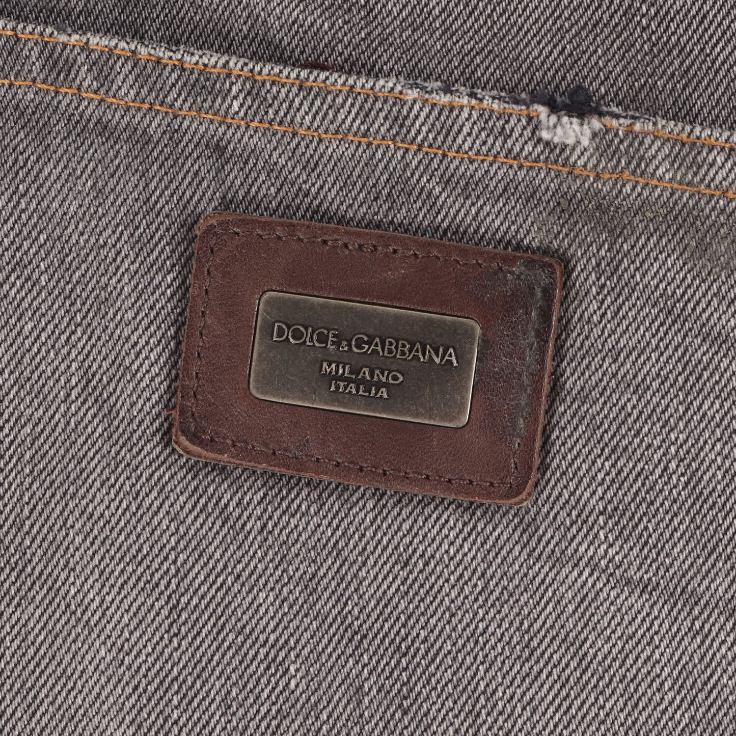 ダメージ加工 ロゴプレート付き ローライズ テーパード デニムパンツ / ジーンズ 14GOLD