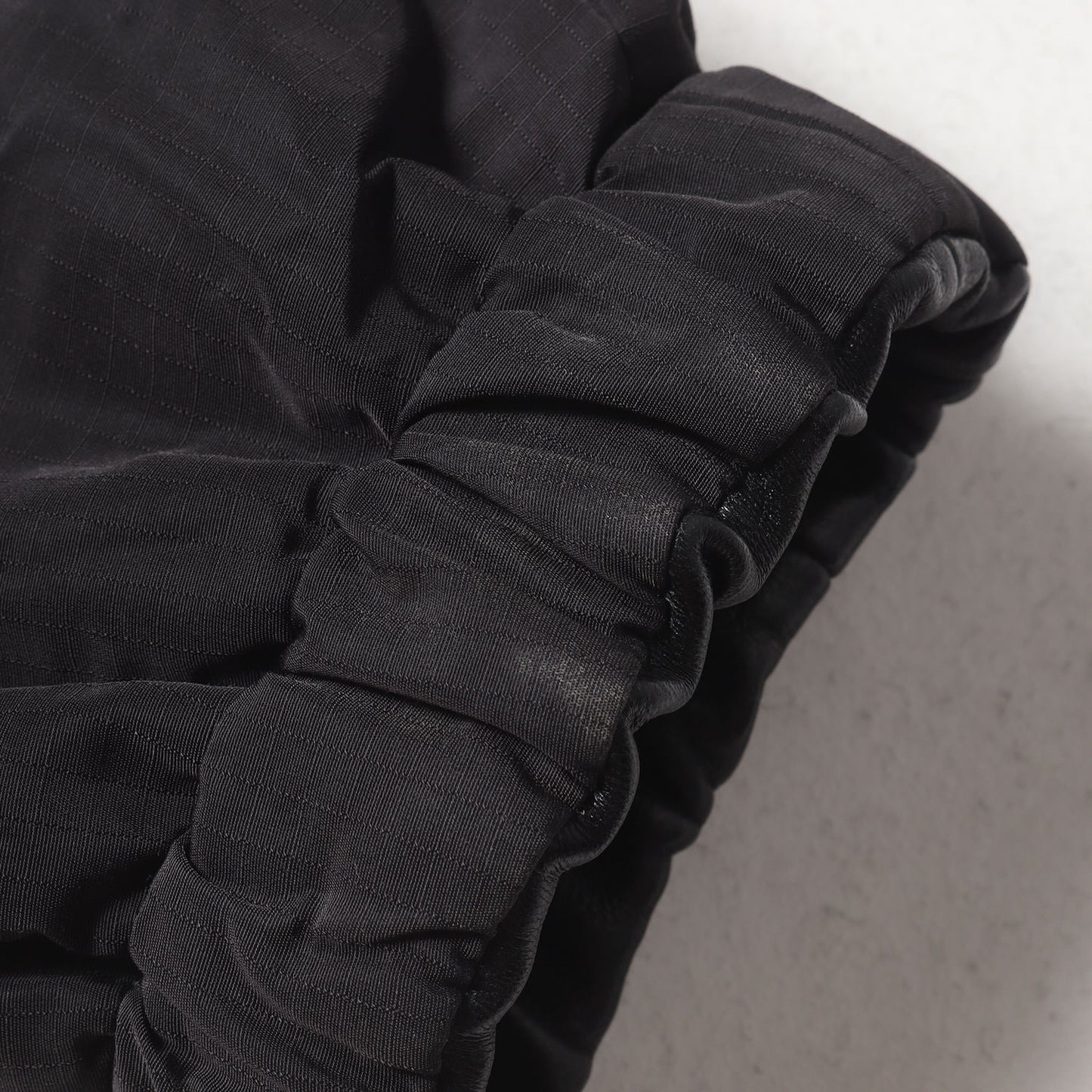 リバーシブル エンボスロゴ ラムレザー リップストップ パテッド フーディ ブルゾン (013L421A0386) / ダブルジップ パーカー アウター ジャケット 羽織 中わた ラグカジ ラグジュアリー