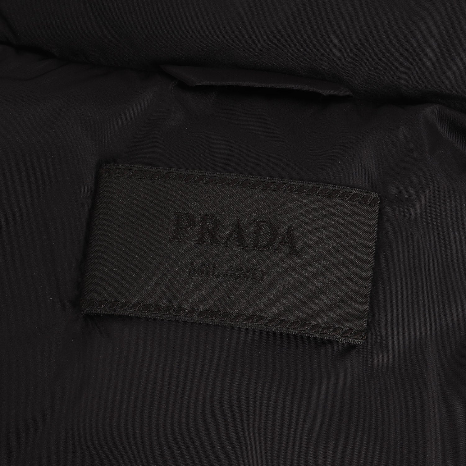 PRADA (プラダ) トライアングル ロゴ プレート ナイロン ダウンベスト