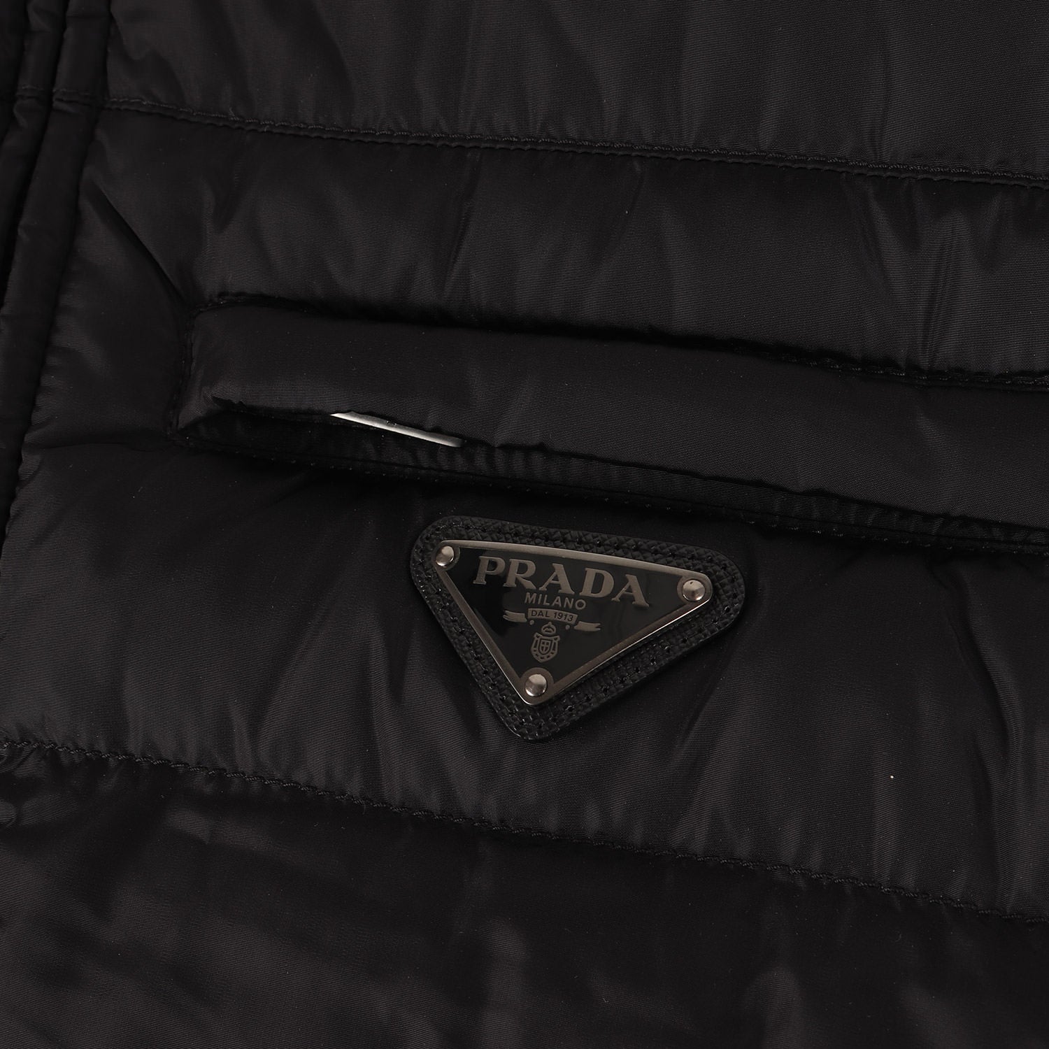 PRADA (プラダ) トライアングル ロゴ プレート ナイロン ダウンベスト