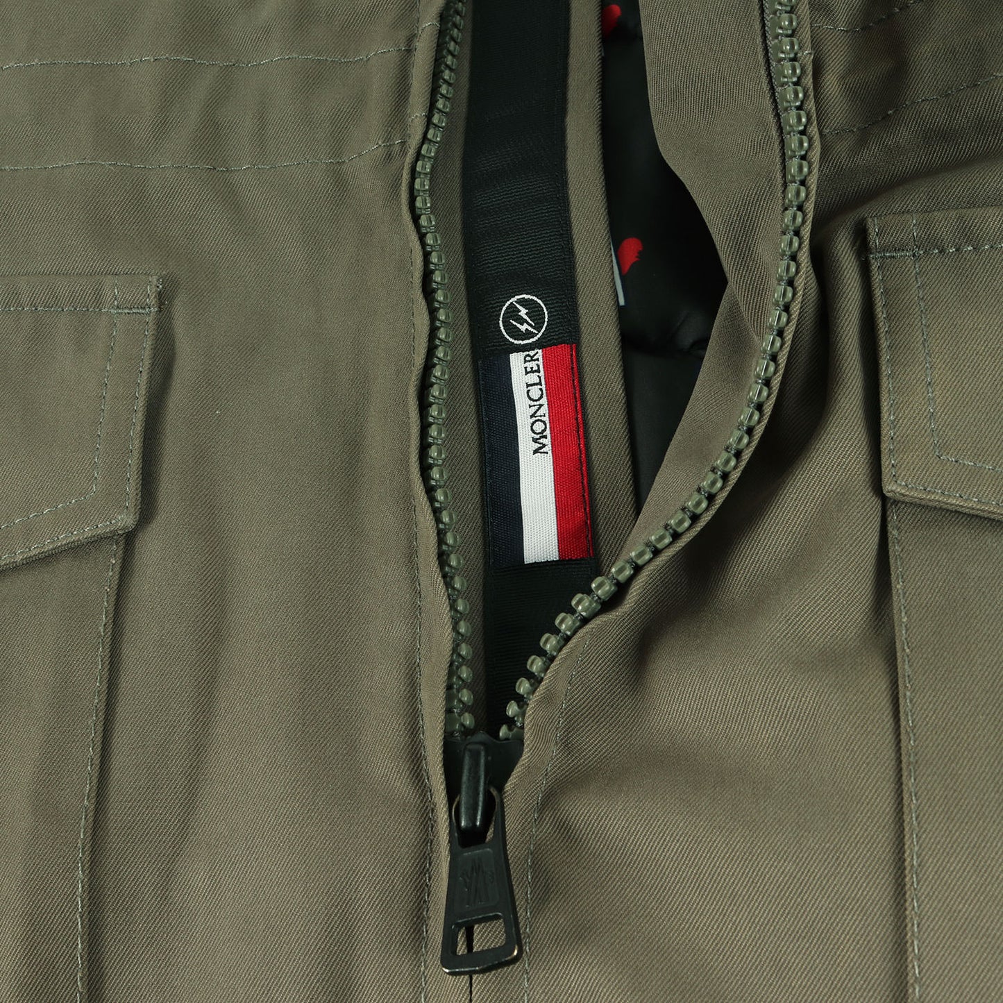 × fragment design 2WAY ダウンベストライナー付き ロゴ ワッペン ミリタリー ジャケット (DAVIS) / GENIUS