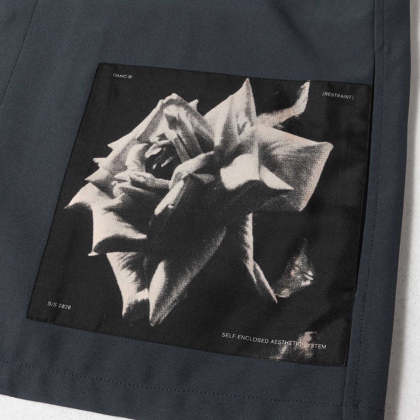 グラフィック パッチ ポリギャバ 長袖 シャツ (SYSTEM SHIRT OAMQ603486)