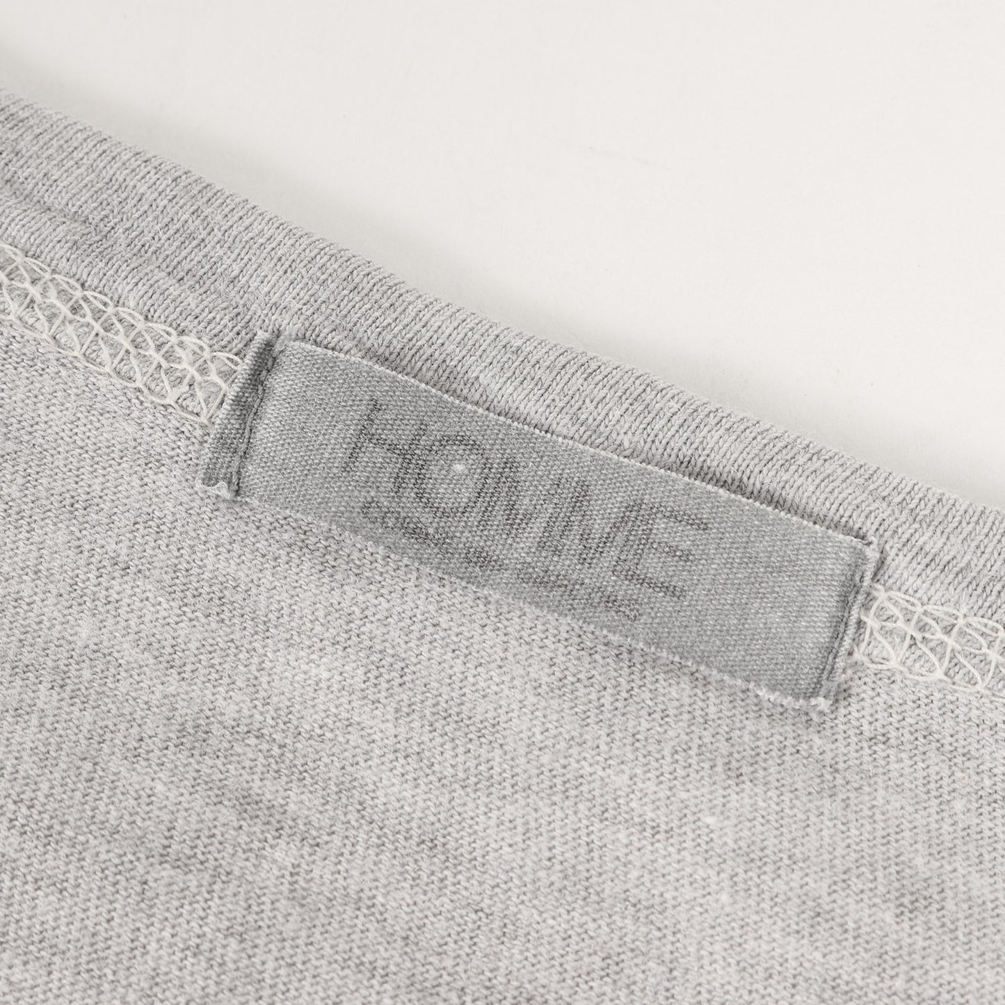 デカオム バックネック ロゴ チェーンステッチ ディープ Vネック Tシャツ