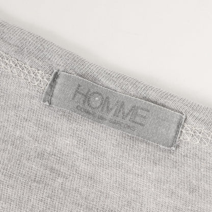 デカオム バックネック ロゴ チェーンステッチ ディープ Vネック Tシャツ