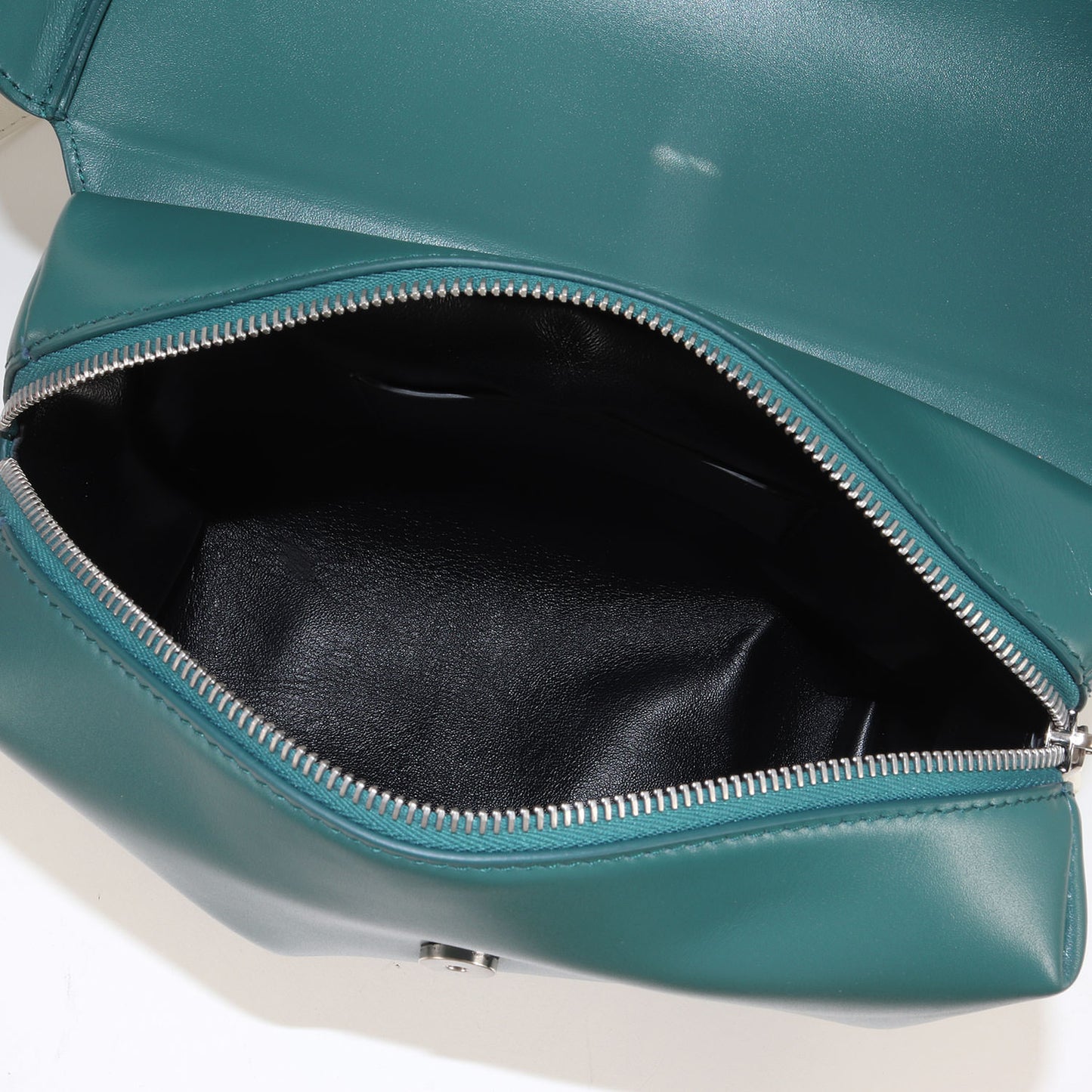 エンボスロゴ ストラップ クロスボディ バッグ (LID CROSSBODY W/WIDE SHOULDER) / ショルダー