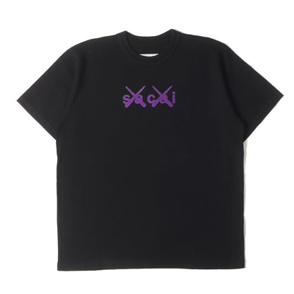 × KAWS フロッキー ロゴ Tシャツ (Flock Print T-Shirt 21-0288S)