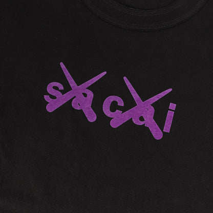 × KAWS フロッキー ロゴ Tシャツ (Flock Print T-Shirt 21-0288S)