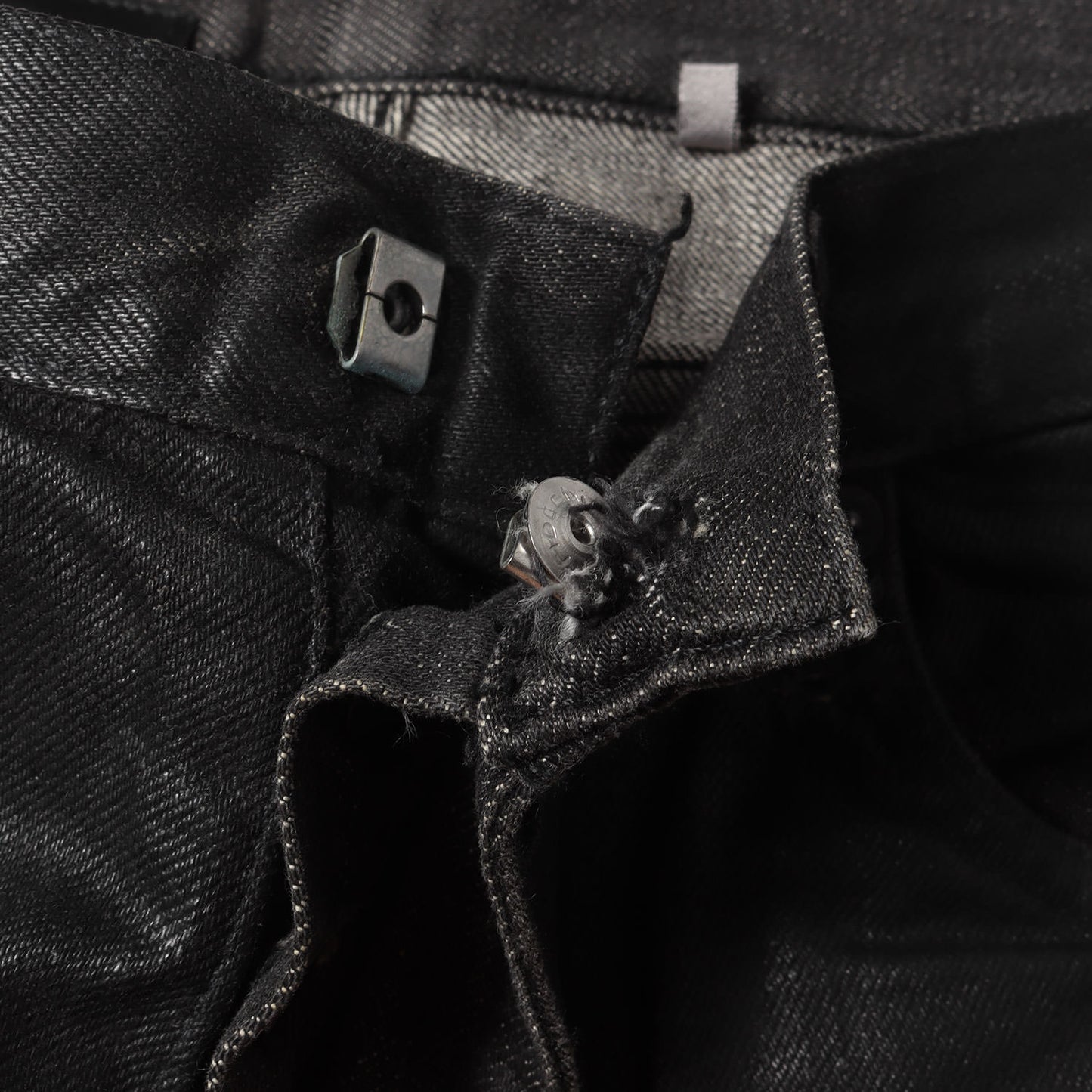 04SS STRIP期 デストロイ コーティング デニム スキニー パンツ (4EH1018686) / ボタンフライ