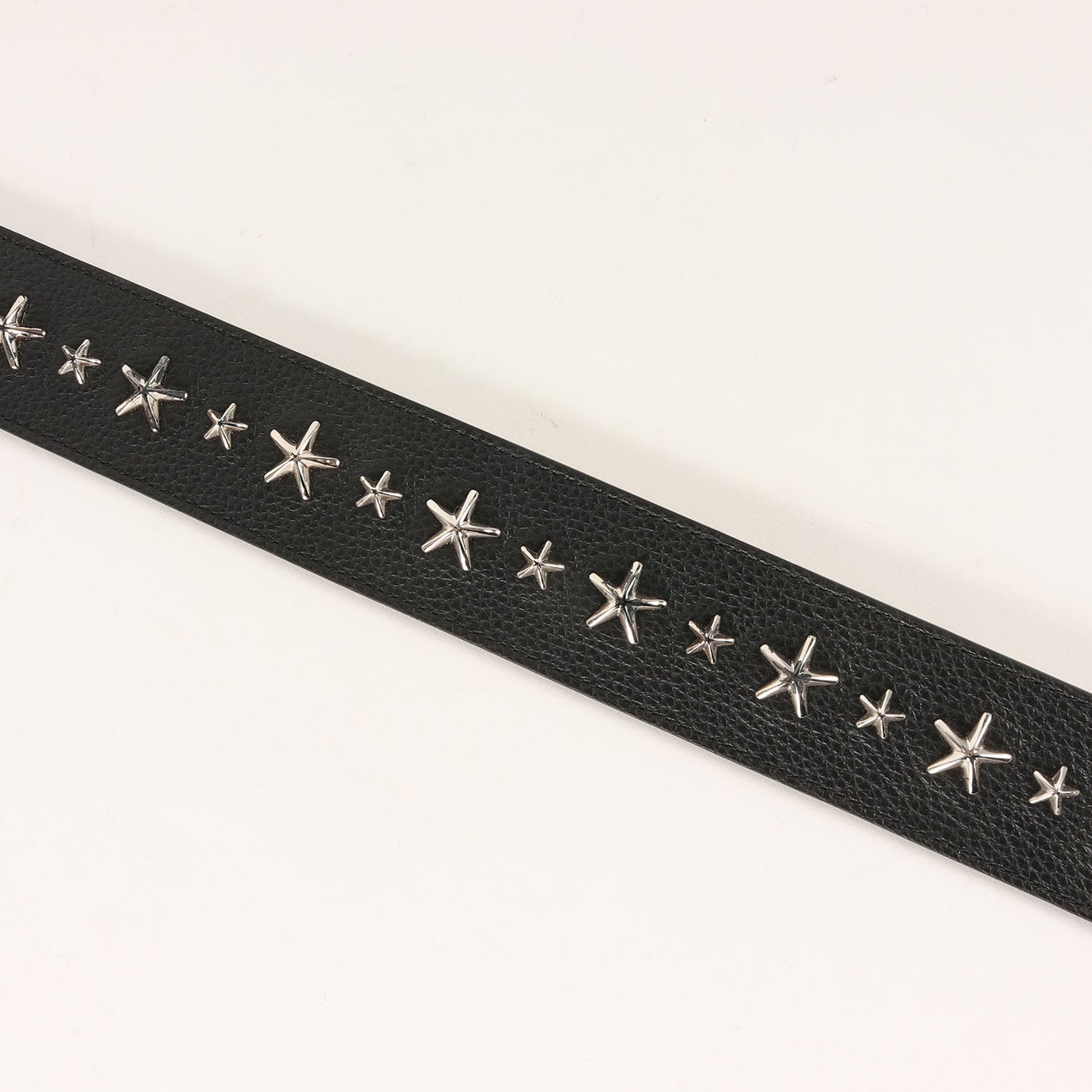 スタースタッズ ソフト グレイニー カーフ レザー ベルト (ARCHER SOFT GRAINY CALF W/STARS 202ARCHER.UUF)
