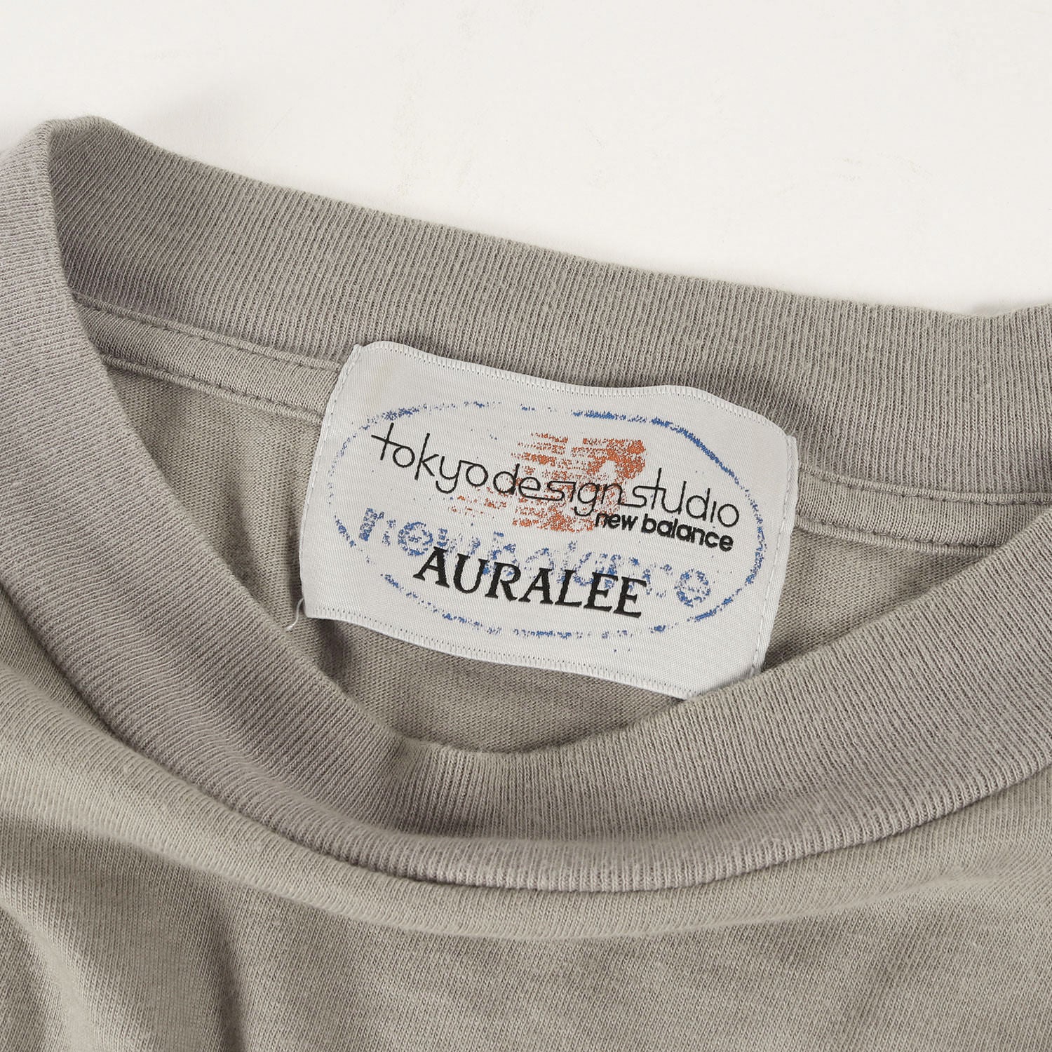 AURALEE (オーラリー) 23SS × TOKYO DESIGN STUDIO NEW BALANCE ロゴ