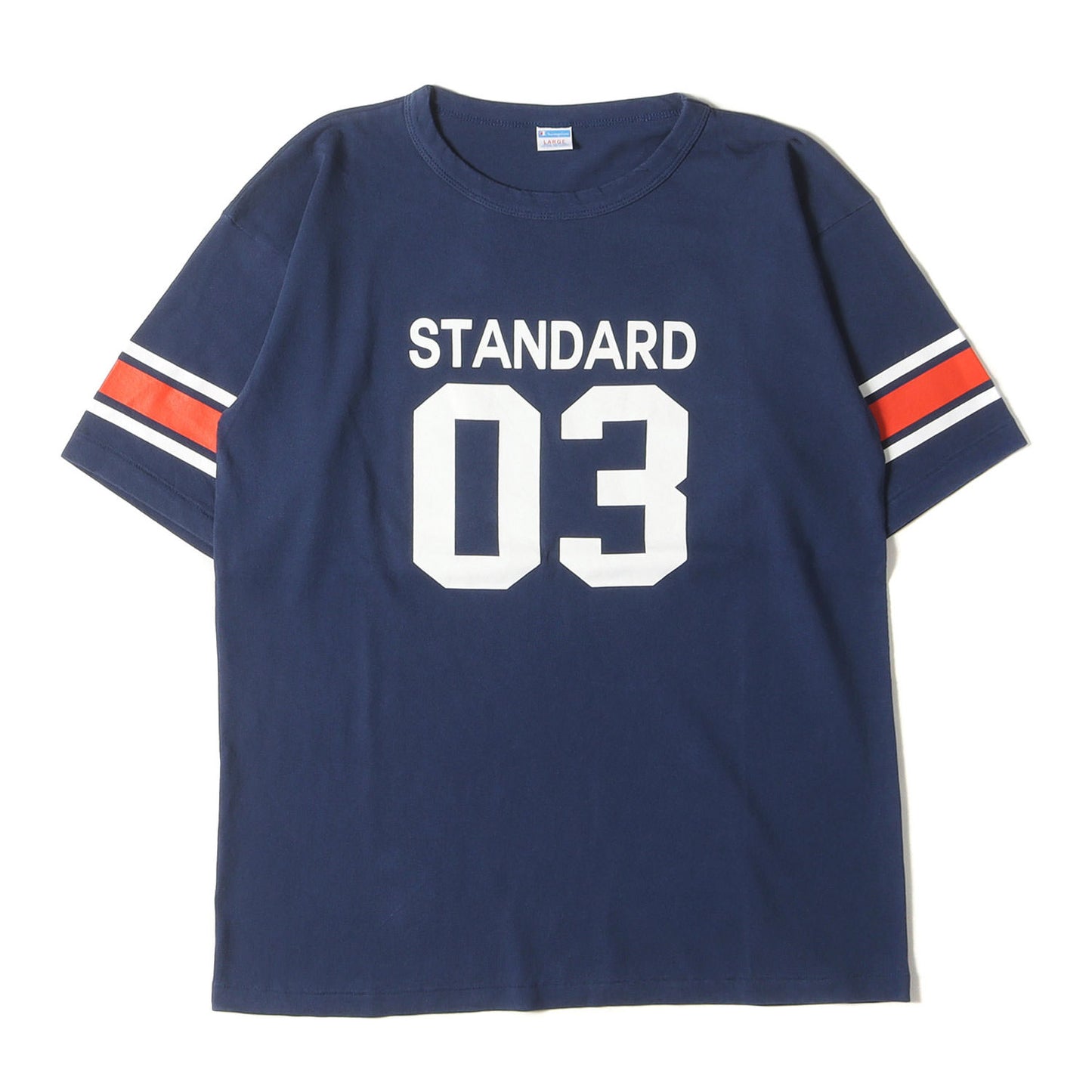 × Champion バータグ ナンバリング ロゴ Tシャツ (CHAMPION × SD WIN FOOTBALL T-SHIRT)