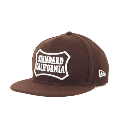 × NEWERA シールド ロゴ 刺繍 ツイル キャップ (NEWERA × SD 59Fifty Logo Cap)