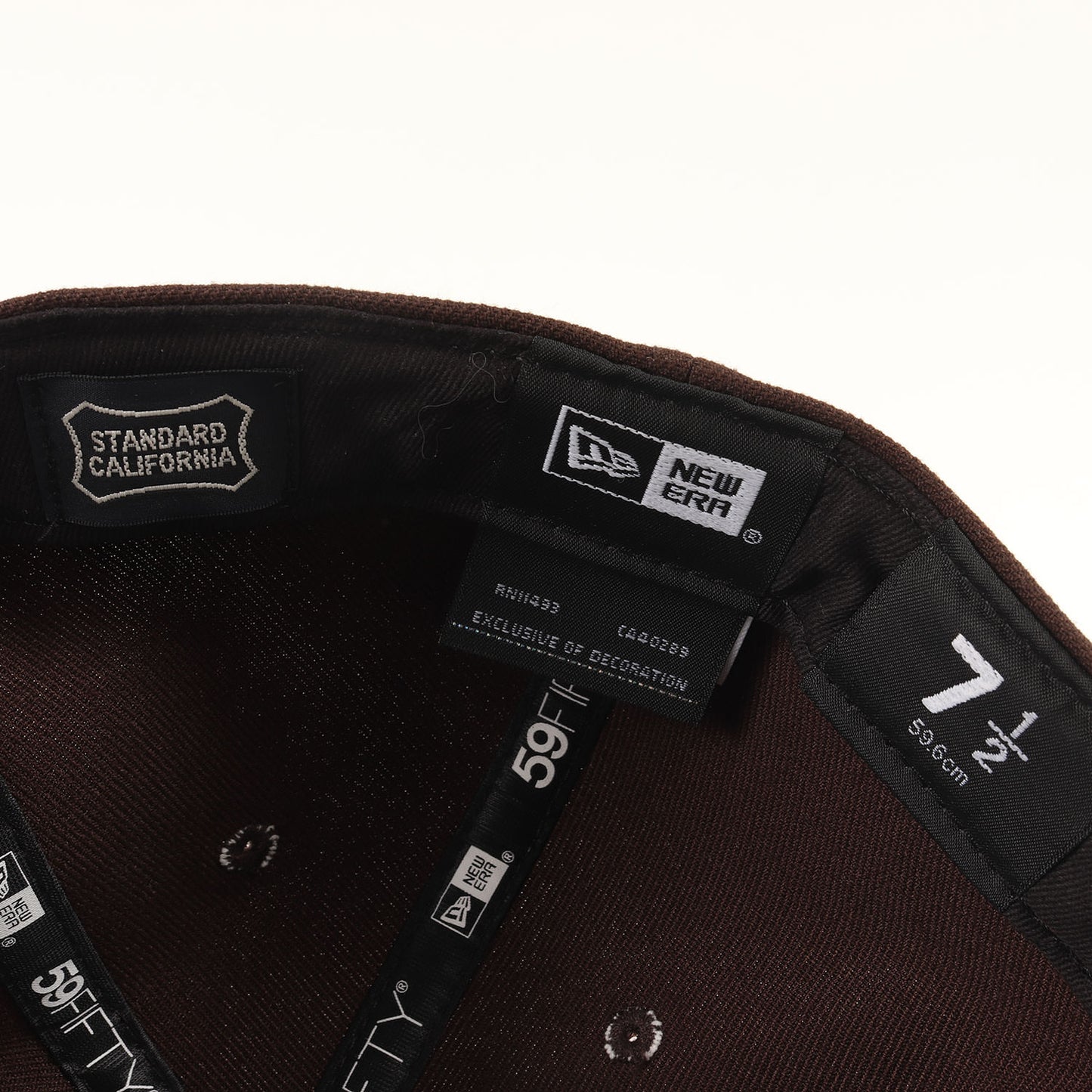 × NEWERA シールド ロゴ 刺繍 ツイル キャップ (NEWERA × SD 59Fifty Logo Cap)