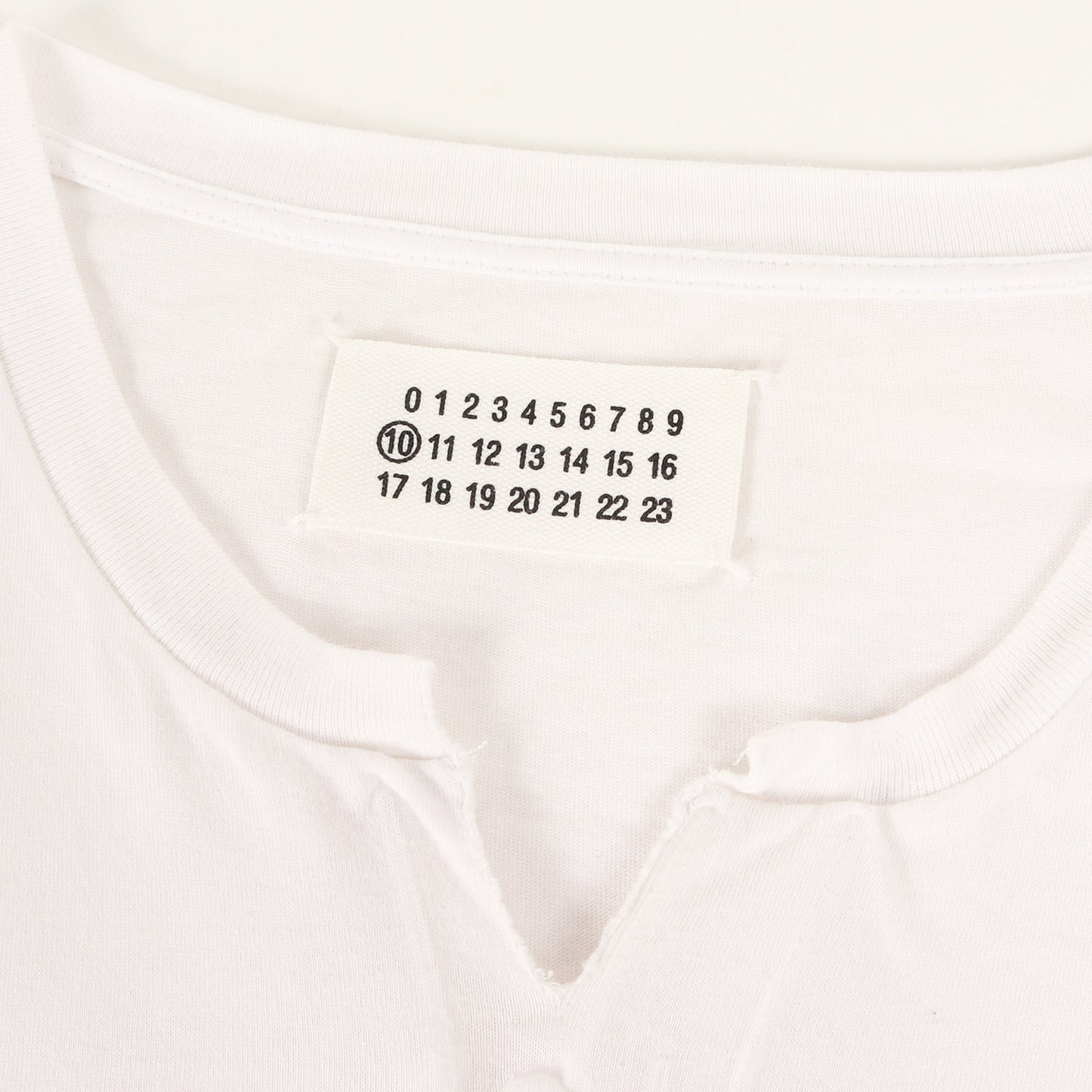 イミテーション ヘンリー Vネック Tシャツ (S30GC0320 S21058) / MM10 ここのえタグ