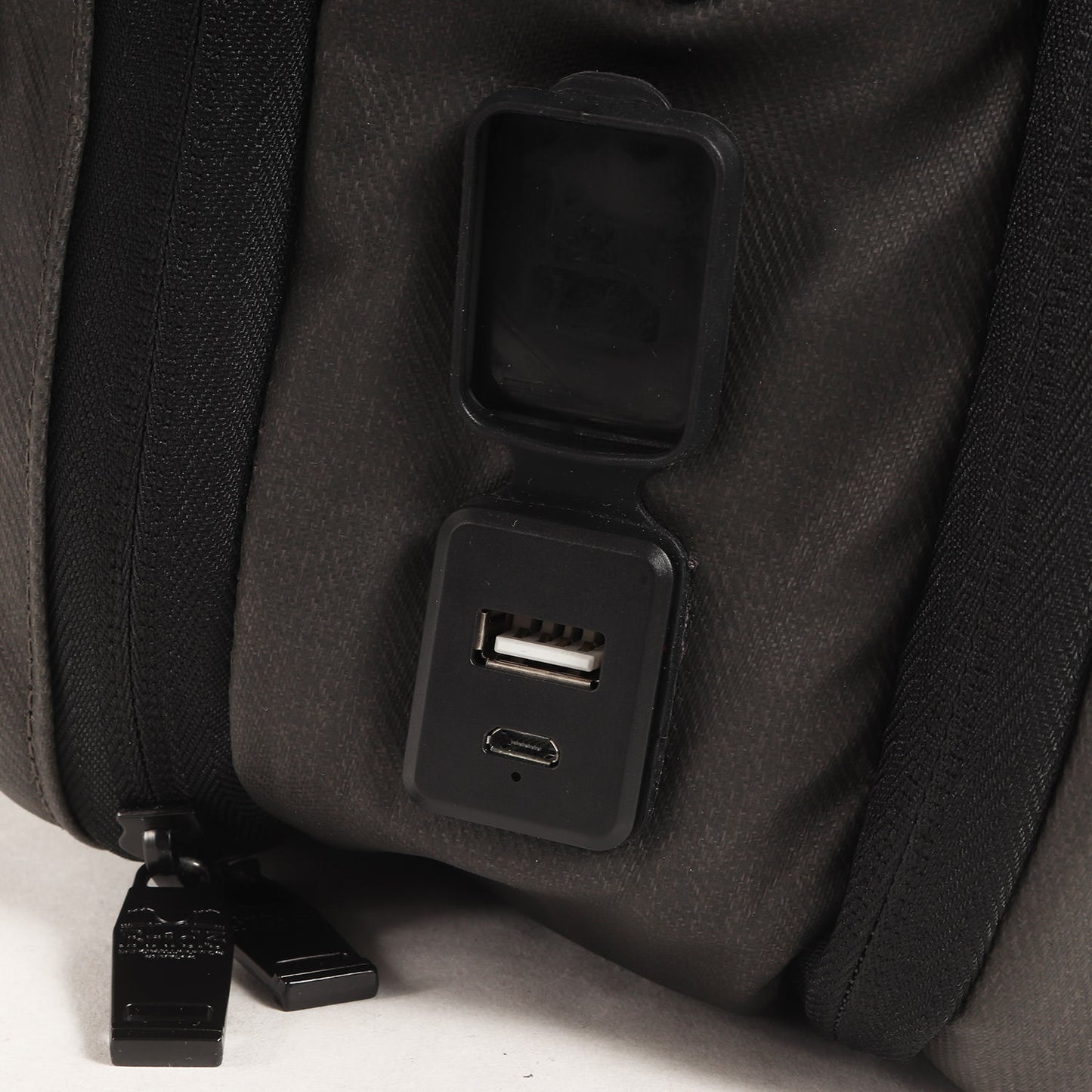 TYPE-B MICRO USB ポート付き ガジェット リュック (BRID3 37282) / ZEROBRIDGE